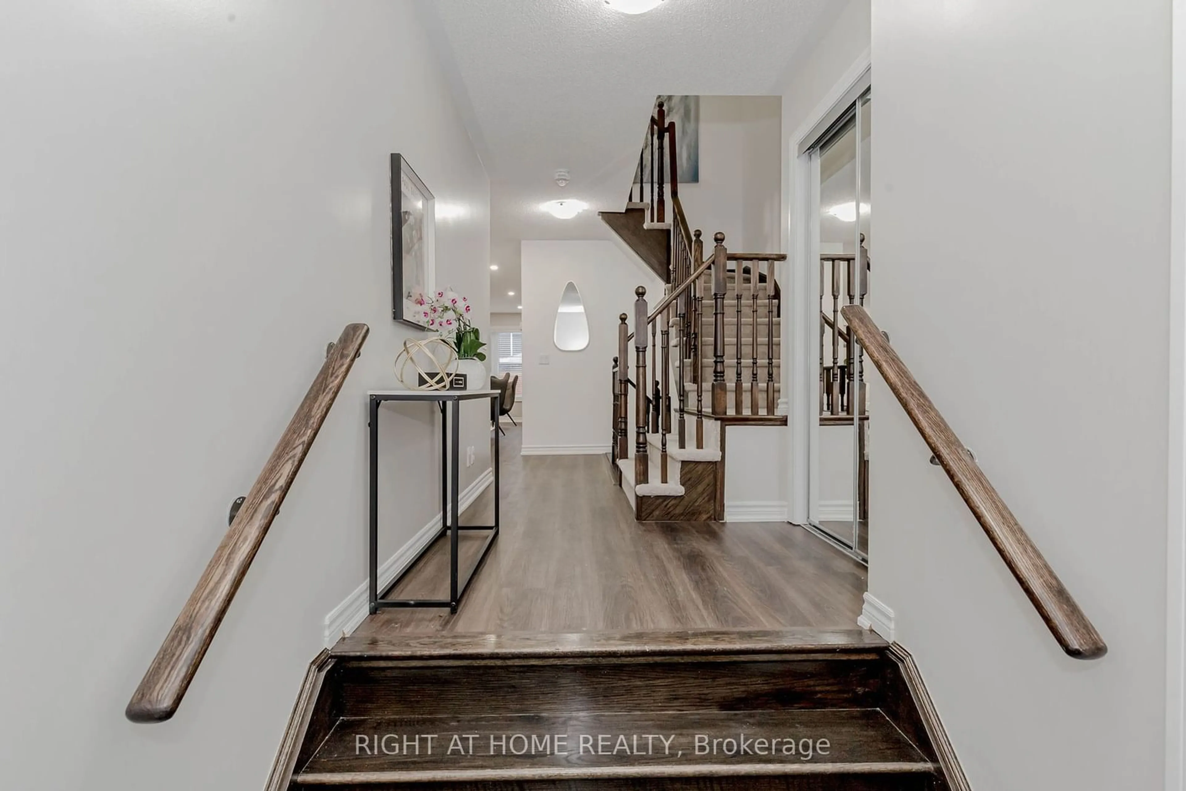 Indoor entryway for 2447 Hill Rise St, Oshawa Ontario L1L 0J5