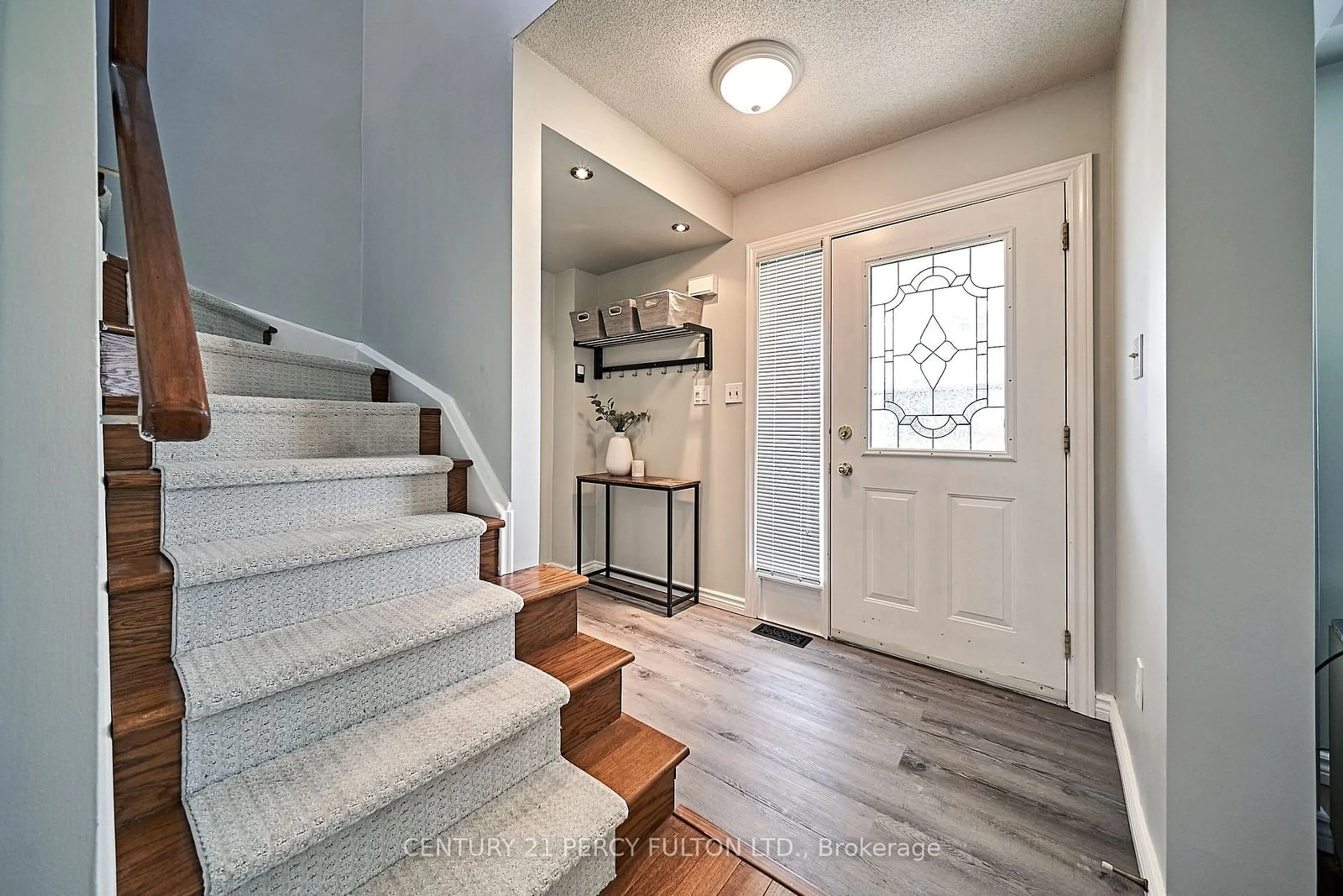 Indoor entryway for 852 Copperfield Dr, Oshawa Ontario L1K 1P5