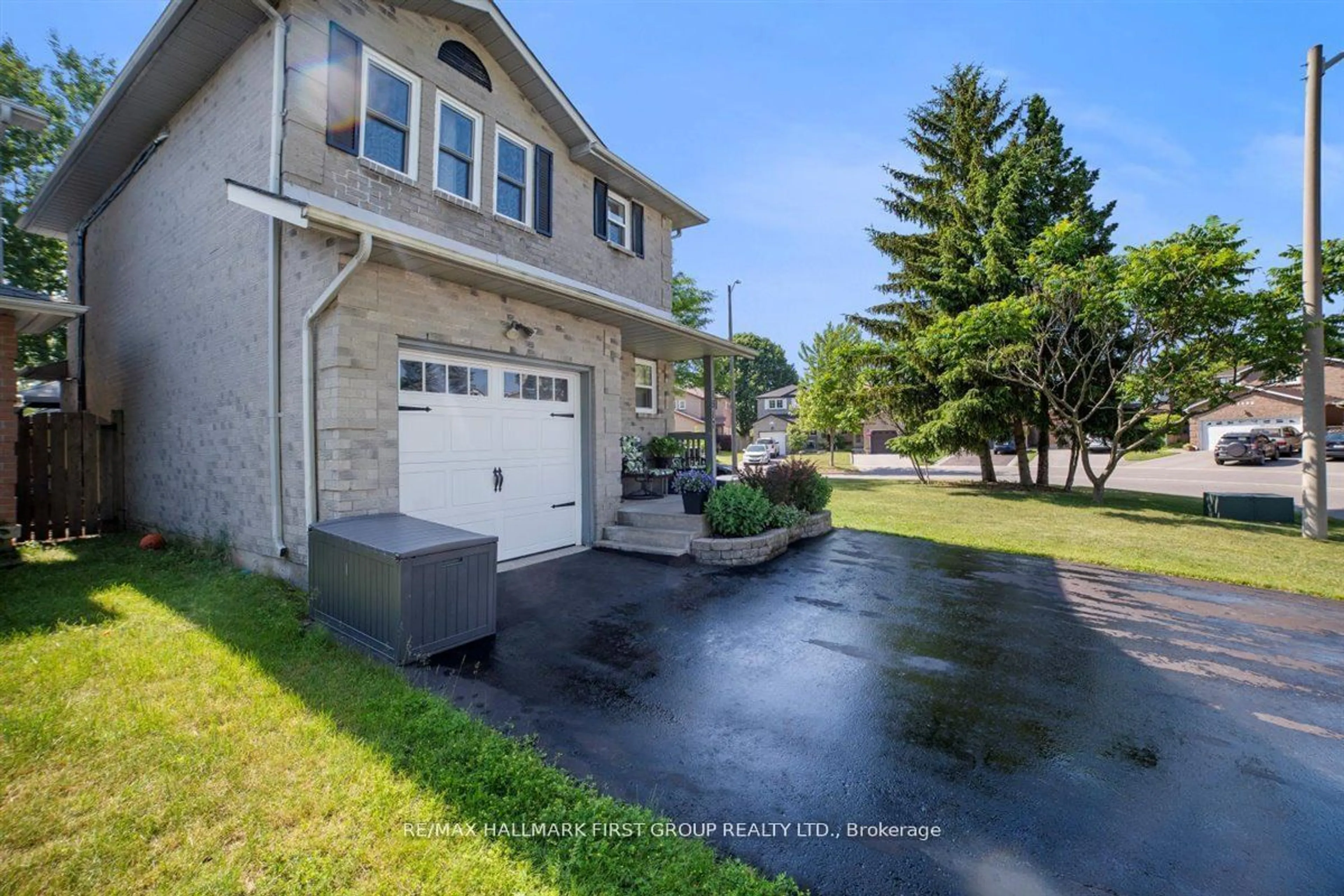 A pic from outside/outdoor area/front of a property/back of a property/a pic from drone, street for 1617 Norwill Cres, Oshawa Ontario L1G 7V4