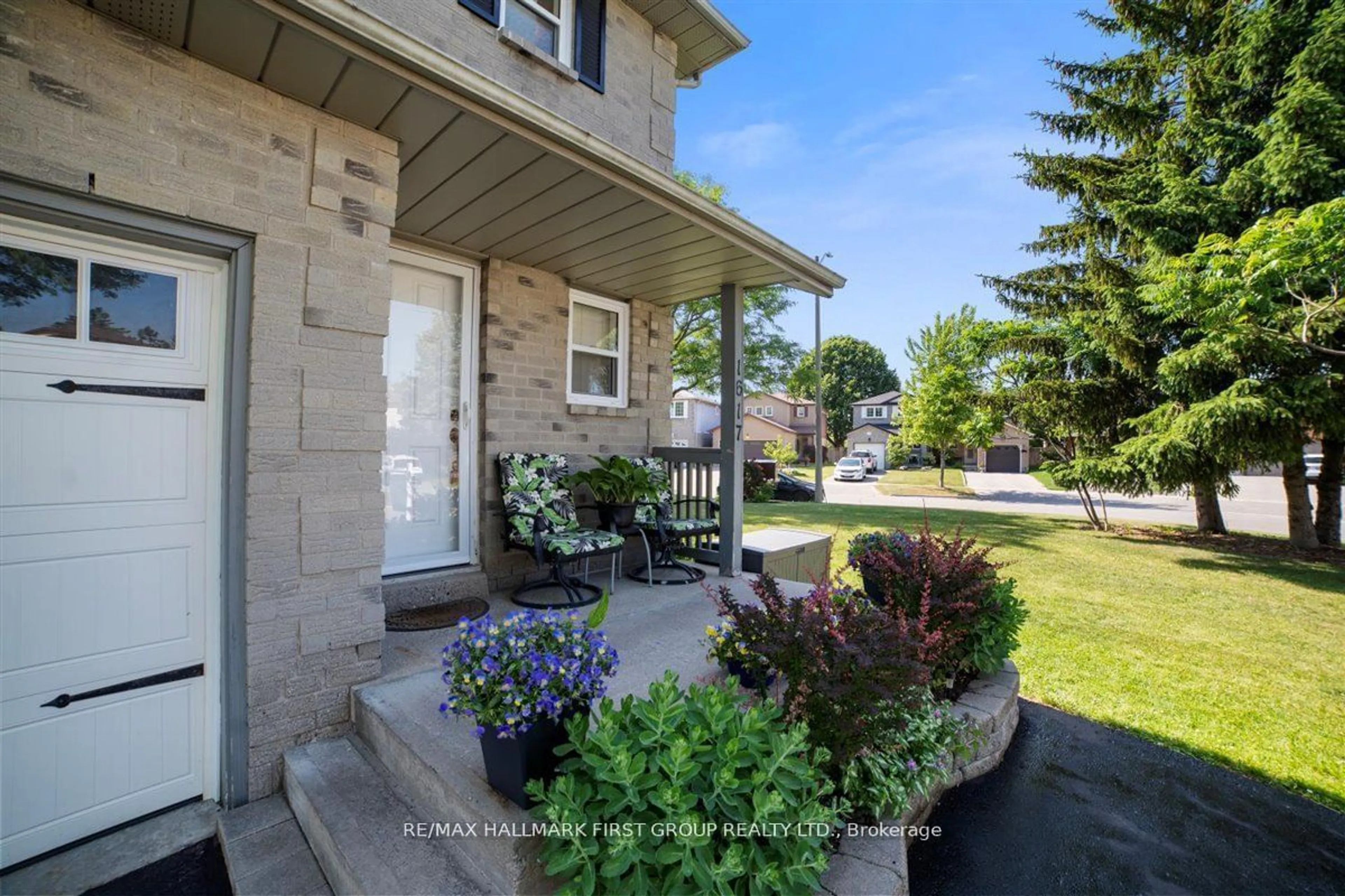 Patio, street for 1617 Norwill Cres, Oshawa Ontario L1G 7V4