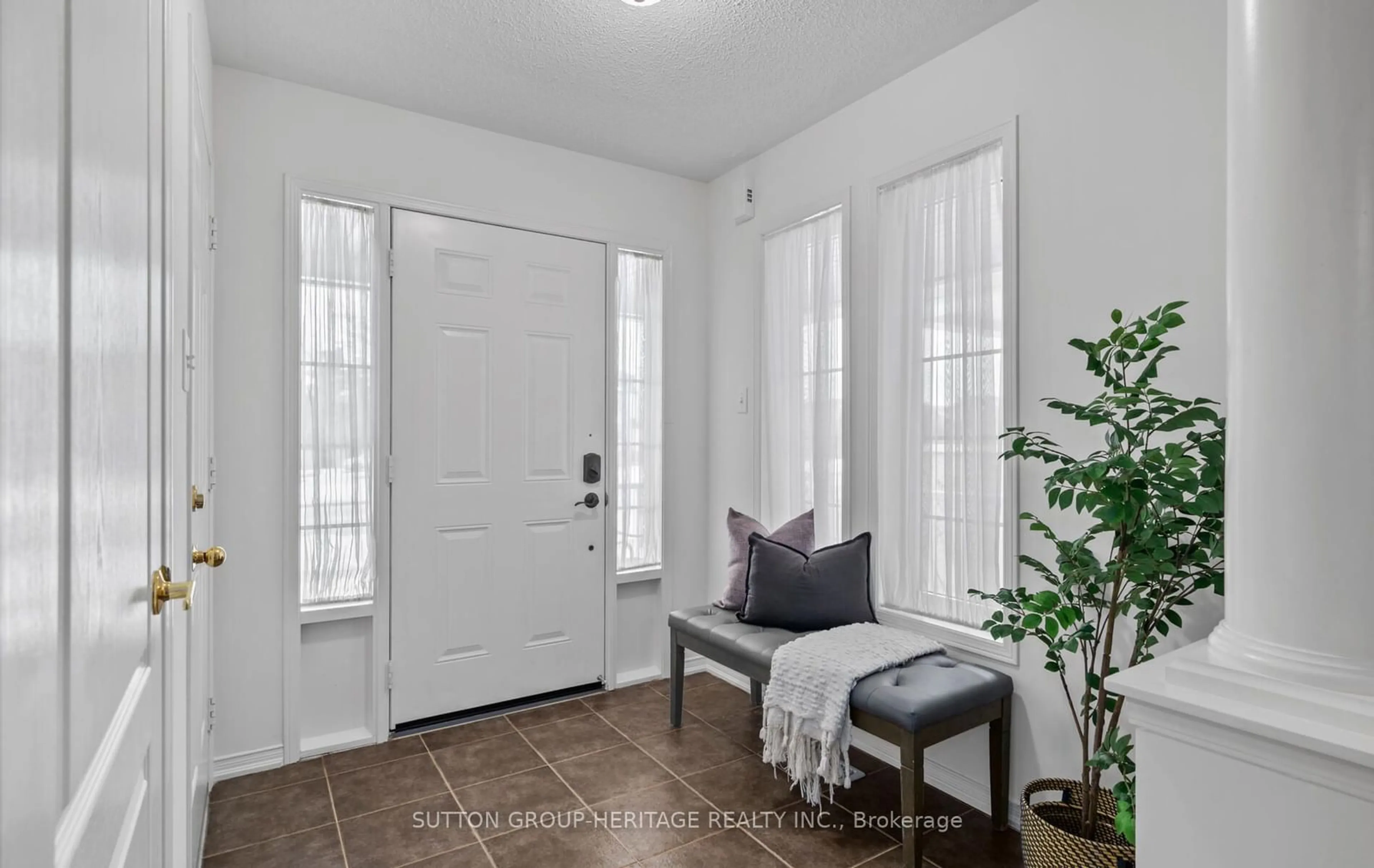 Indoor entryway for 1693 Grandview St, Oshawa Ontario L1K 0A6