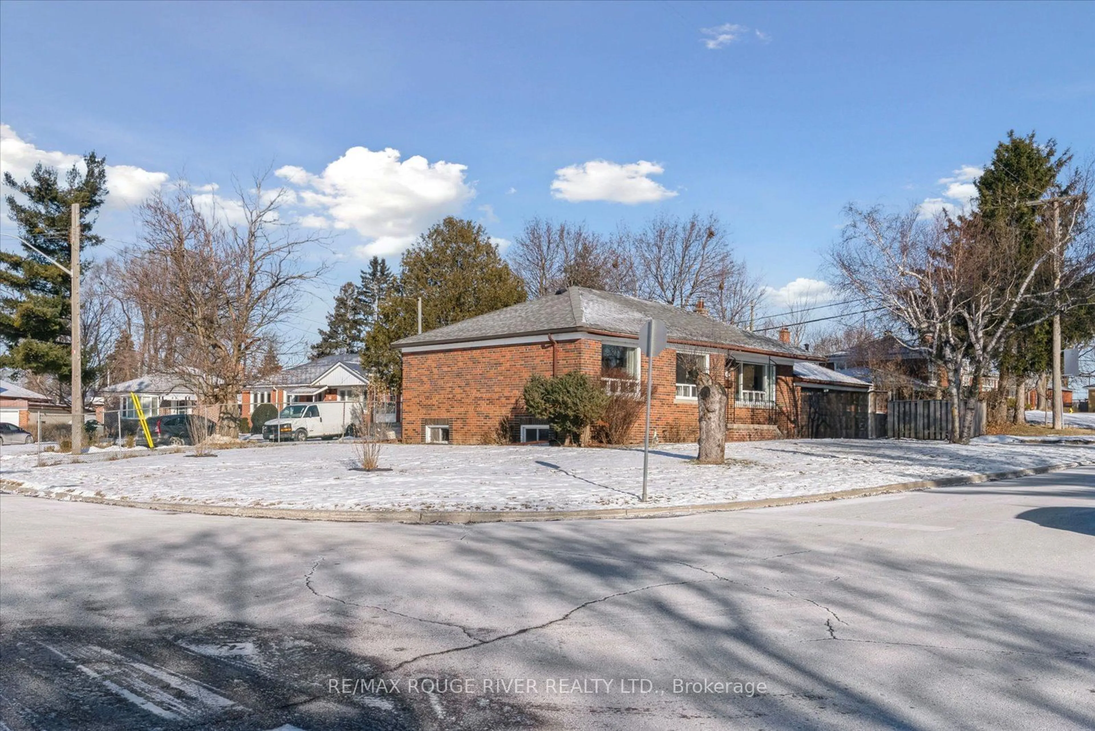 A pic from outside/outdoor area/front of a property/back of a property/a pic from drone, street for 66 Fraserton Cres, Toronto Ontario M1J 1S8