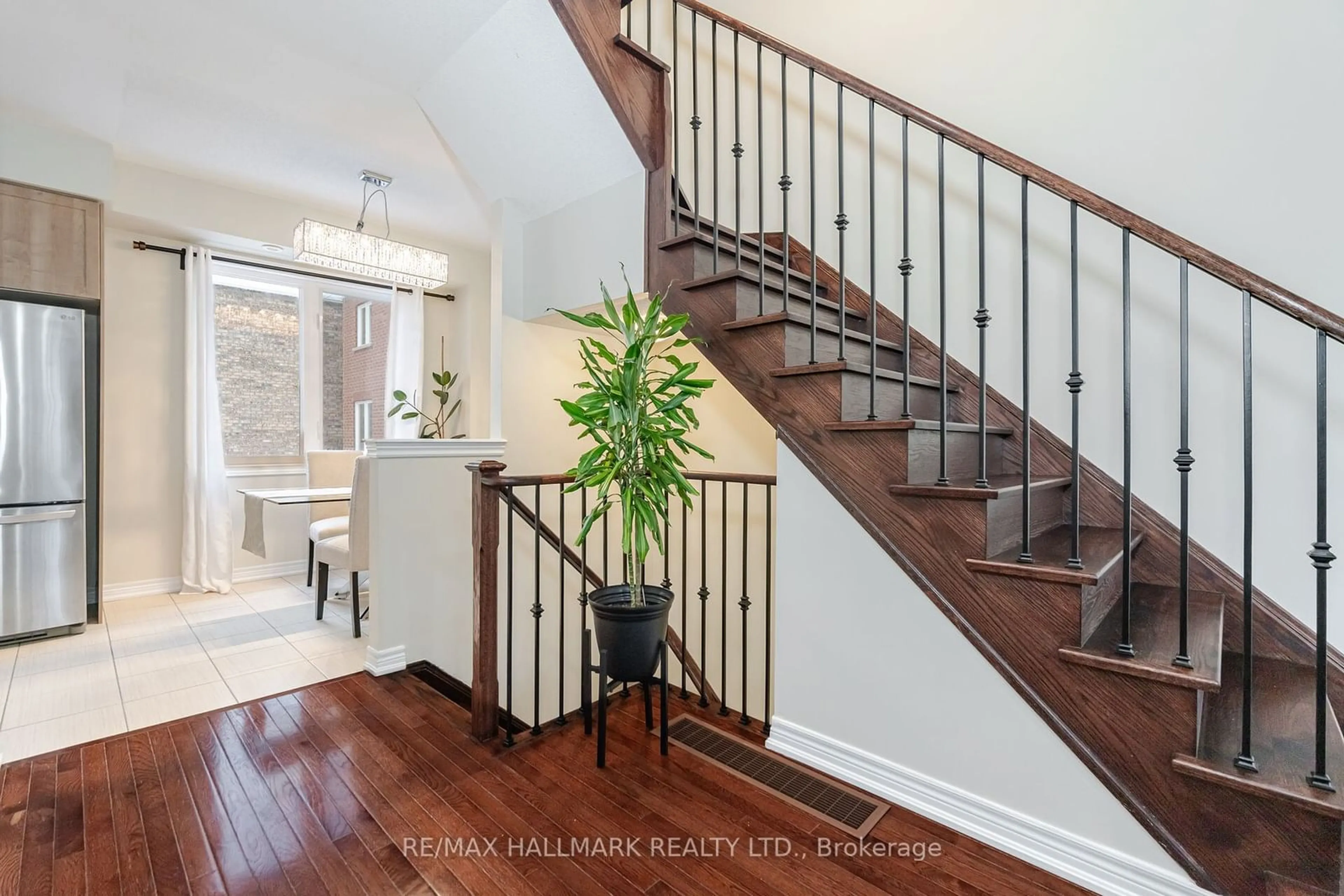 Indoor entryway for 39 Pin Lane, Toronto Ontario M1J 3J5