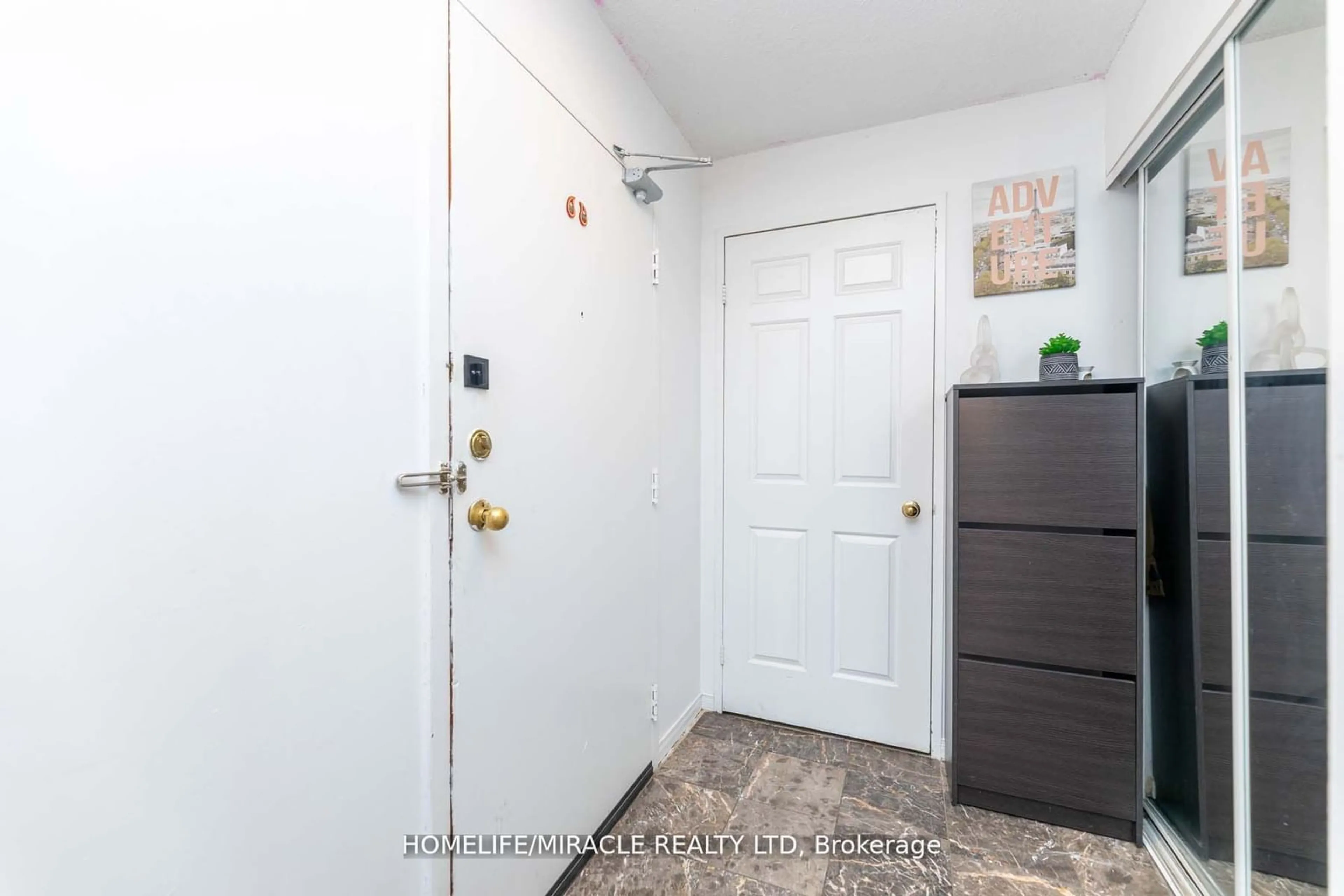 Indoor entryway for 99 Blackwell Ave #1108, Toronto Ontario M1B 3R5