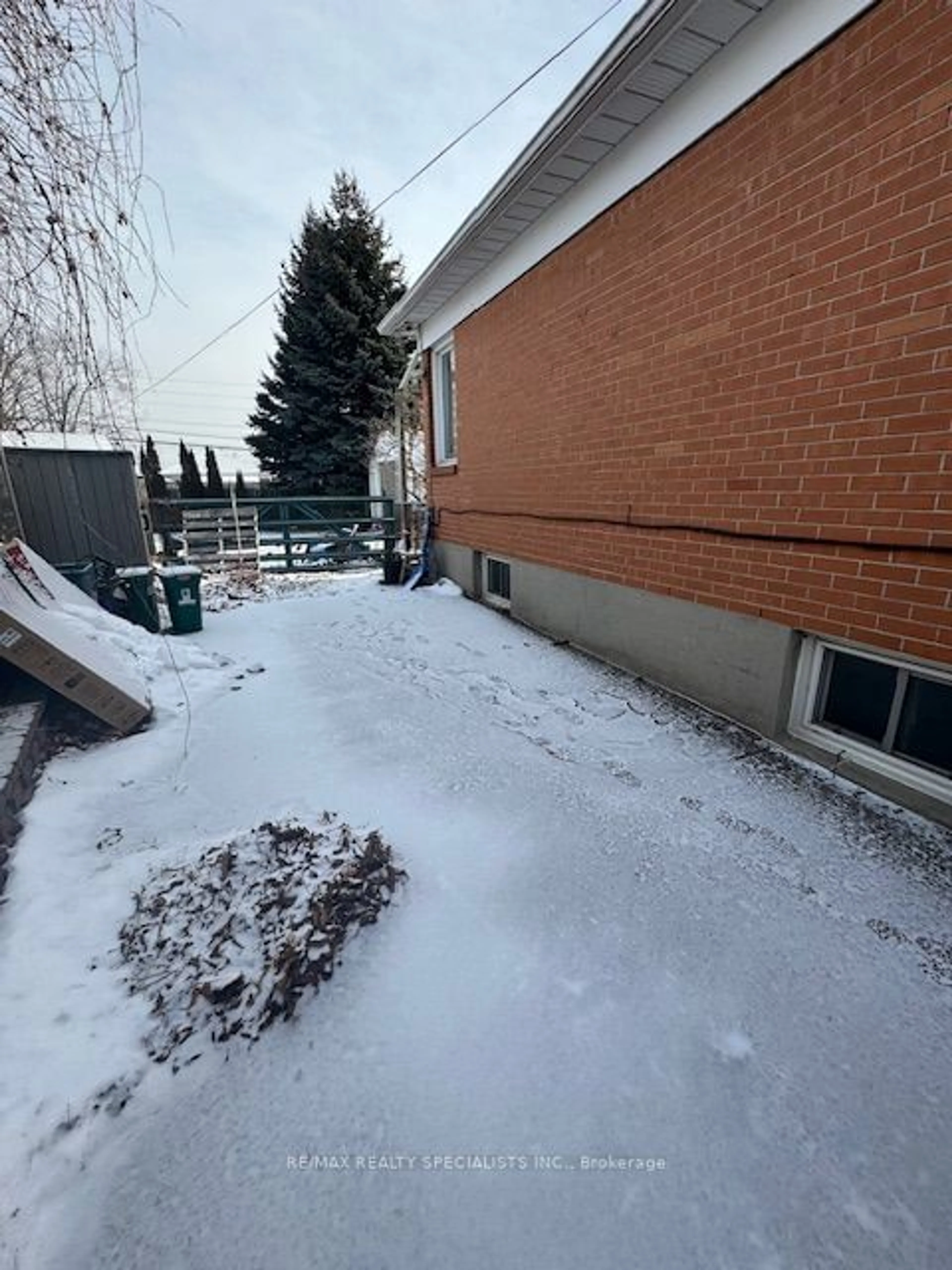 Patio, street for 1101 Cloverdale St, Oshawa Ontario L1H 4E3