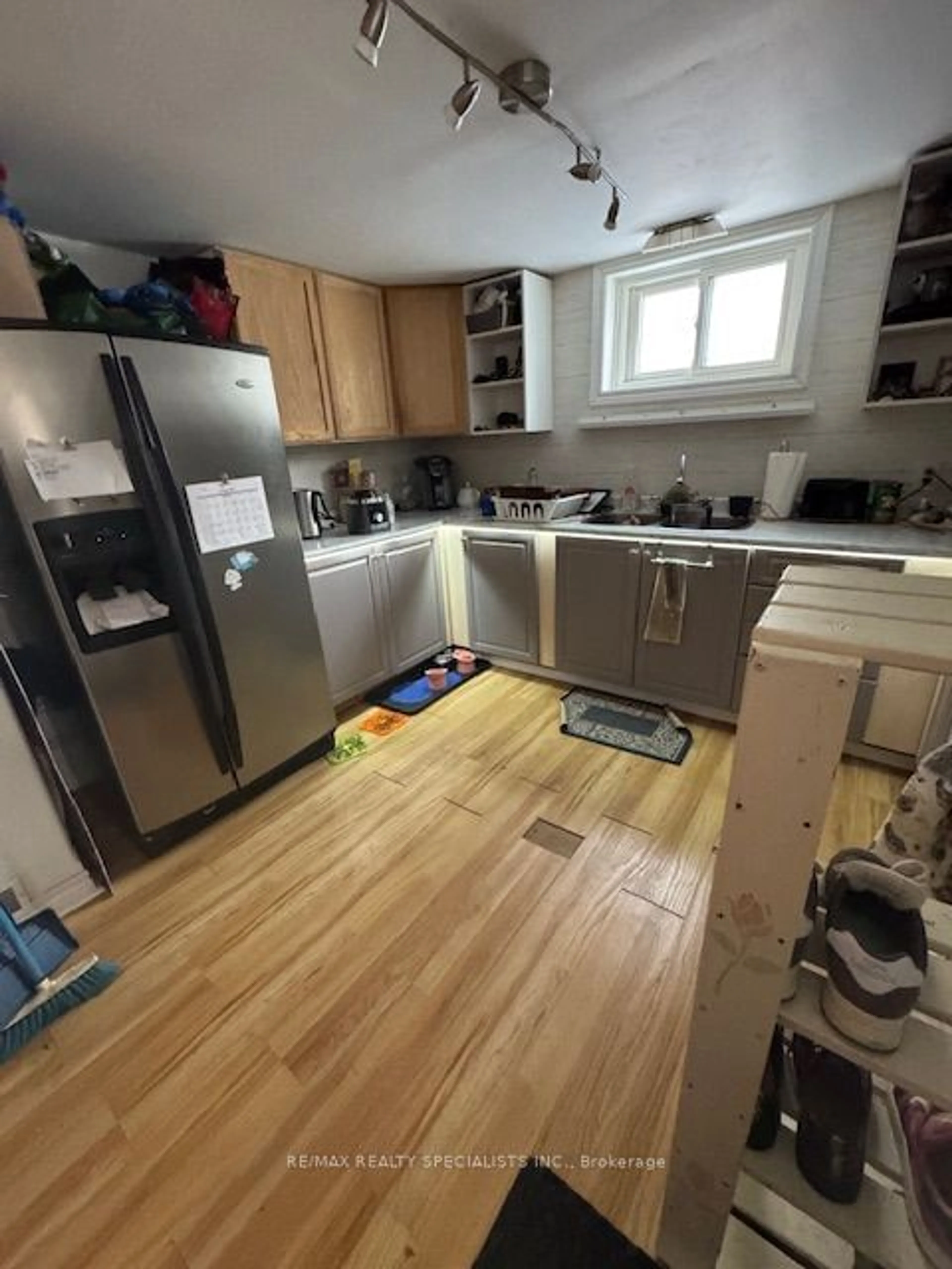 Standard kitchen, unknown for 1101 Cloverdale St, Oshawa Ontario L1H 4E3