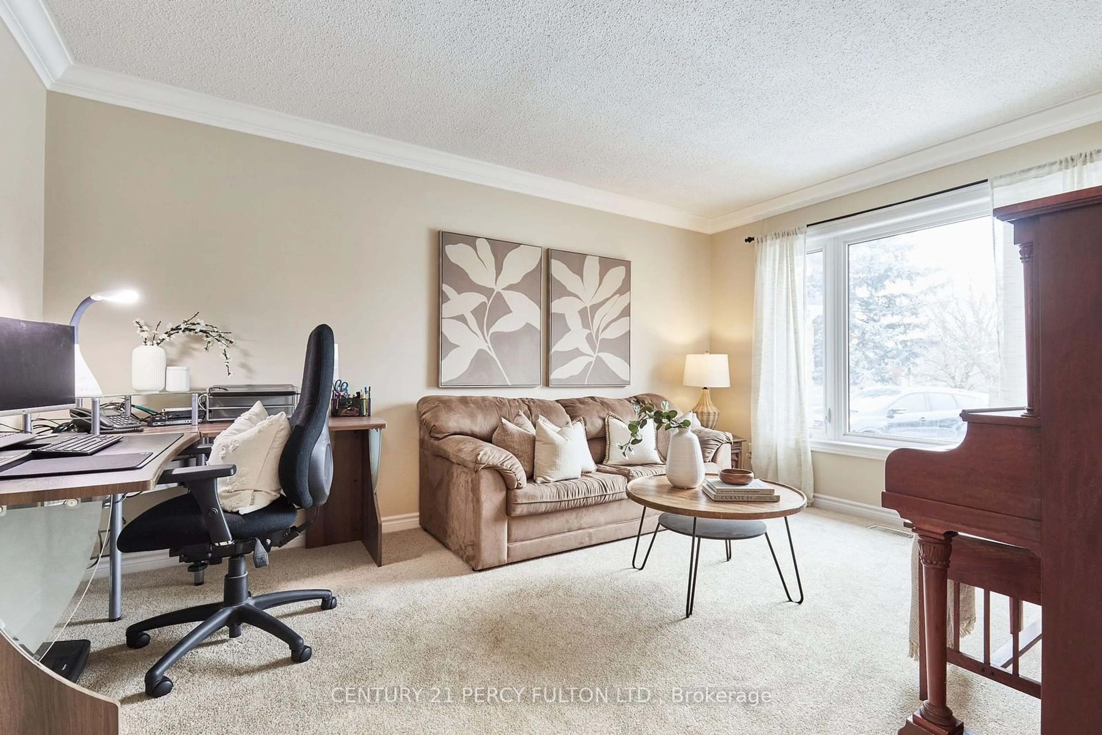 Living room with furniture, carpet floor for 1509 Oberon Crt, Pickering Ontario L1V 4V4