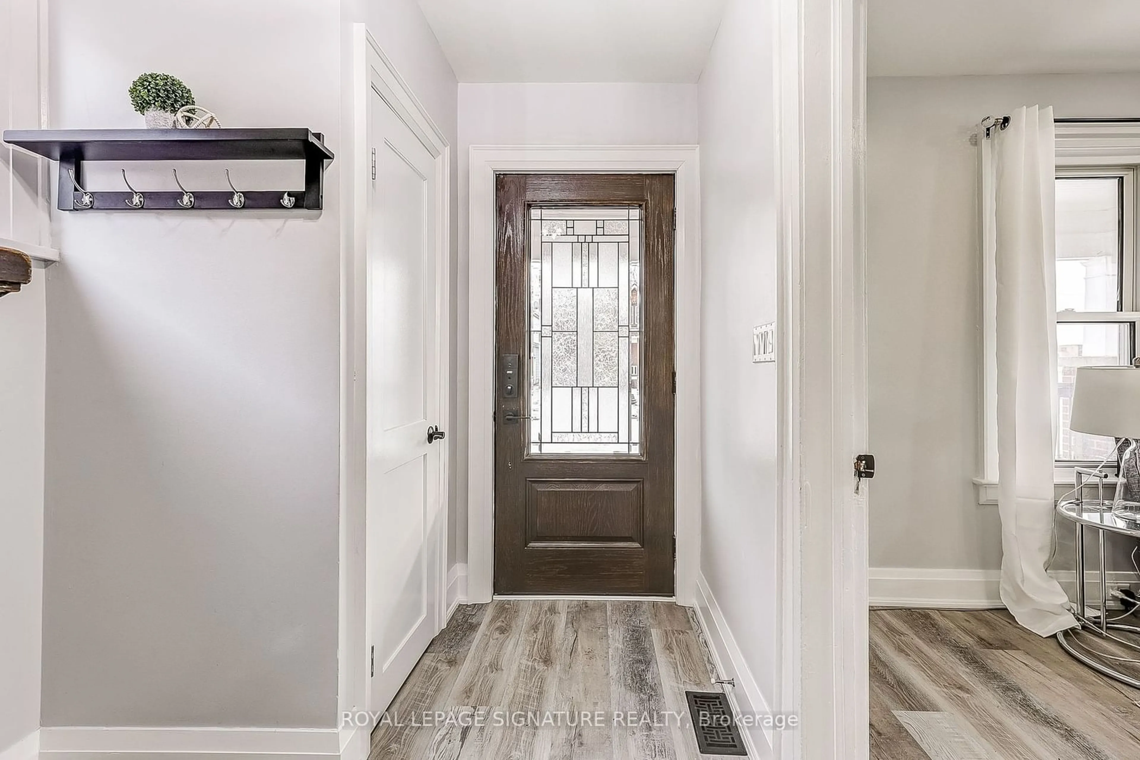 Indoor entryway for 310 Adelaide Ave, Oshawa Ontario L1G 1Z8