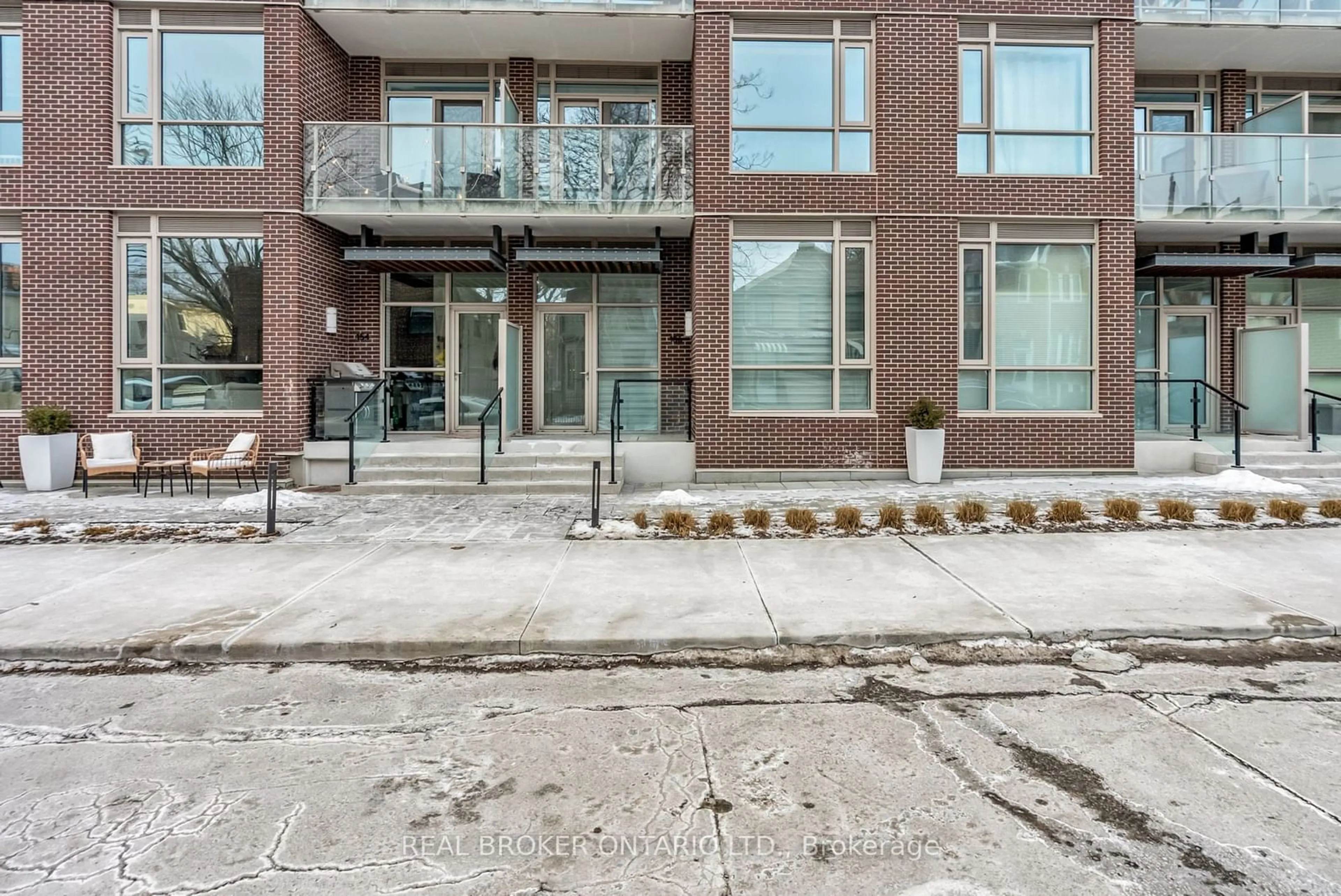 Patio, street for 150 Logan Ave #TH131, Toronto Ontario M4M 0E4