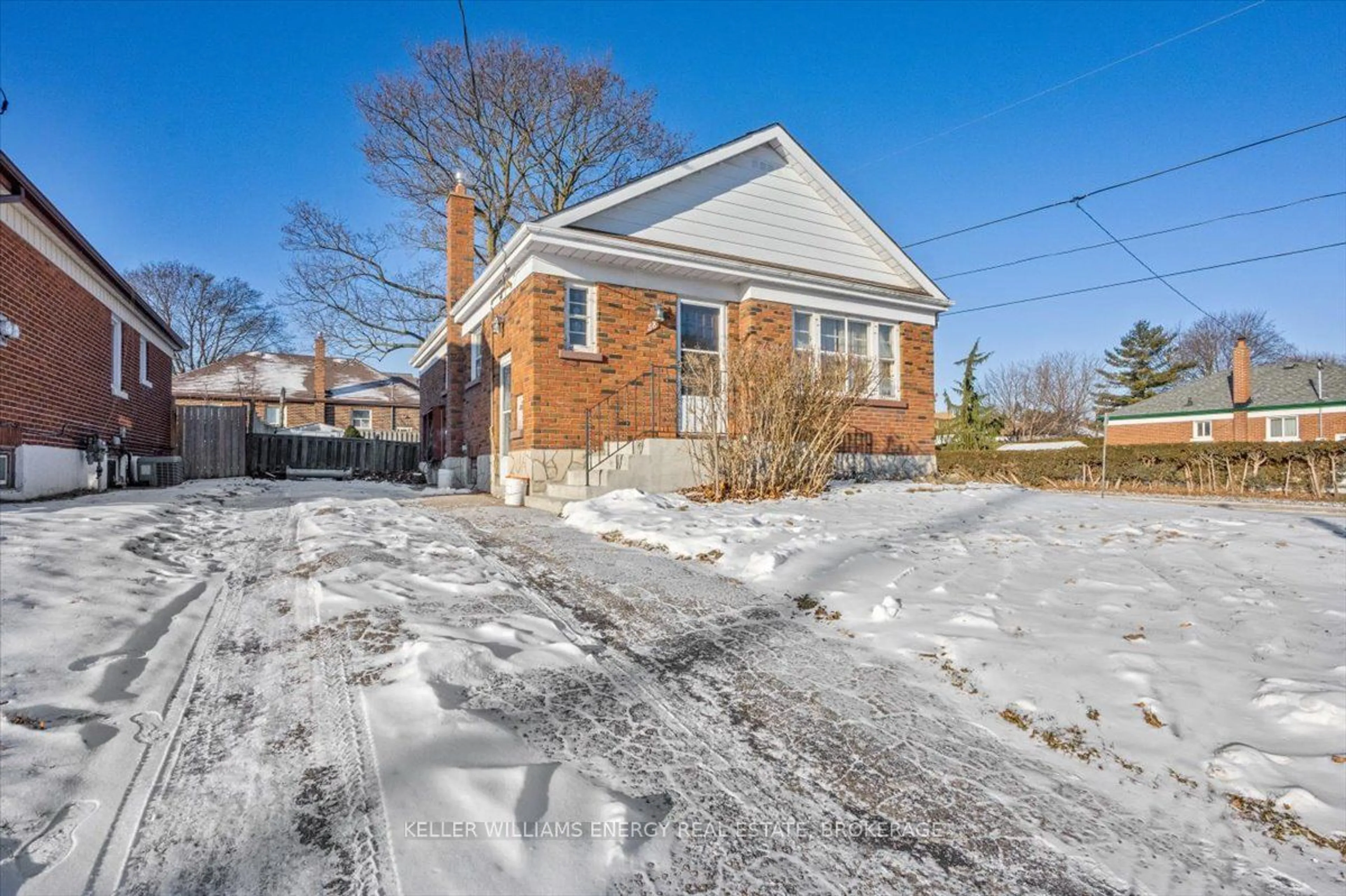 A pic from outside/outdoor area/front of a property/back of a property/a pic from drone, street for 58 Wilson Rd, Oshawa Ontario L1G 6C8