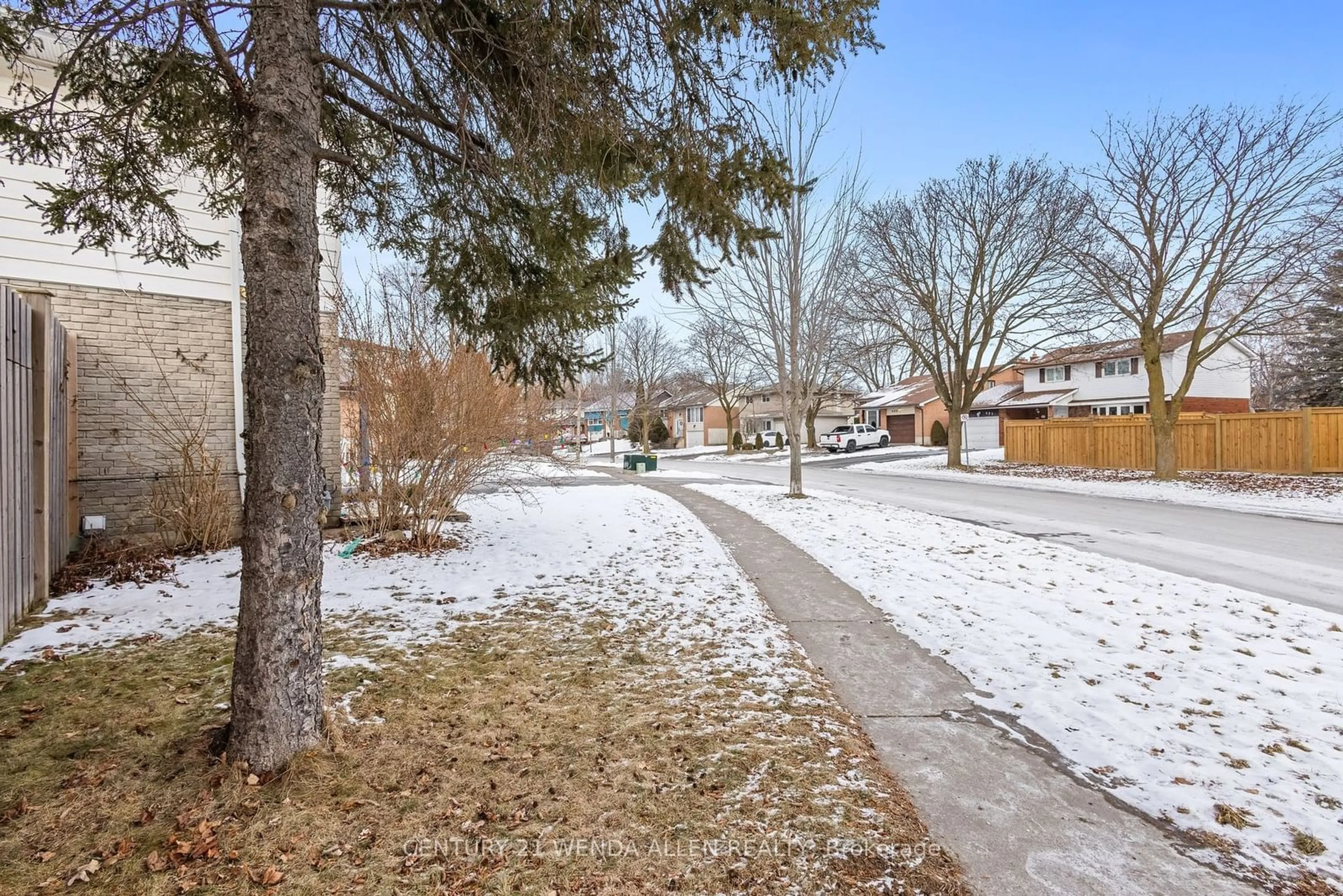 A pic from outside/outdoor area/front of a property/back of a property/a pic from drone, street for 422 Charrington Ave, Oshawa Ontario L1G 7B2