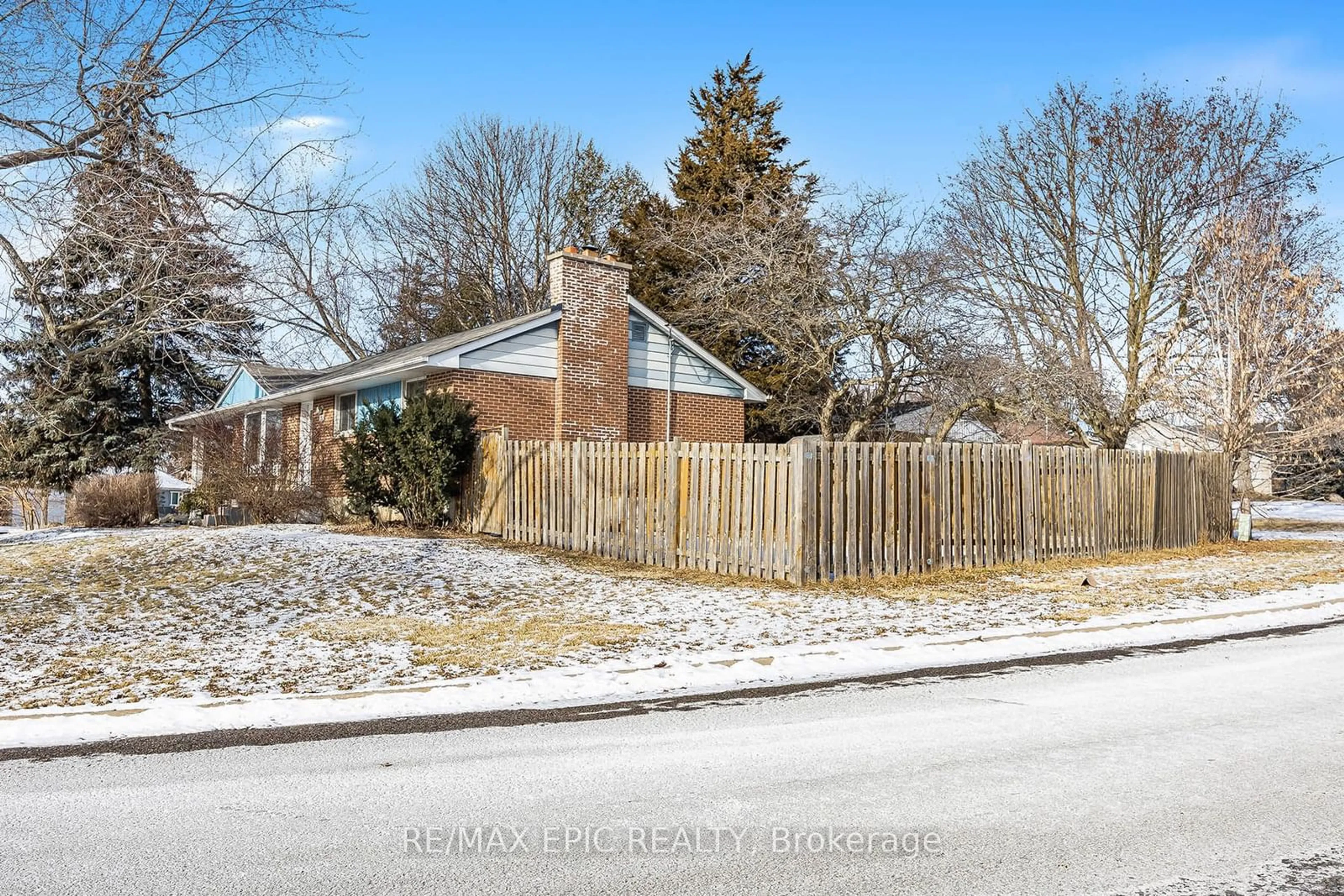 A pic from outside/outdoor area/front of a property/back of a property/a pic from drone, street for 25 Hiley Ave, Ajax Ontario L1S 6H3