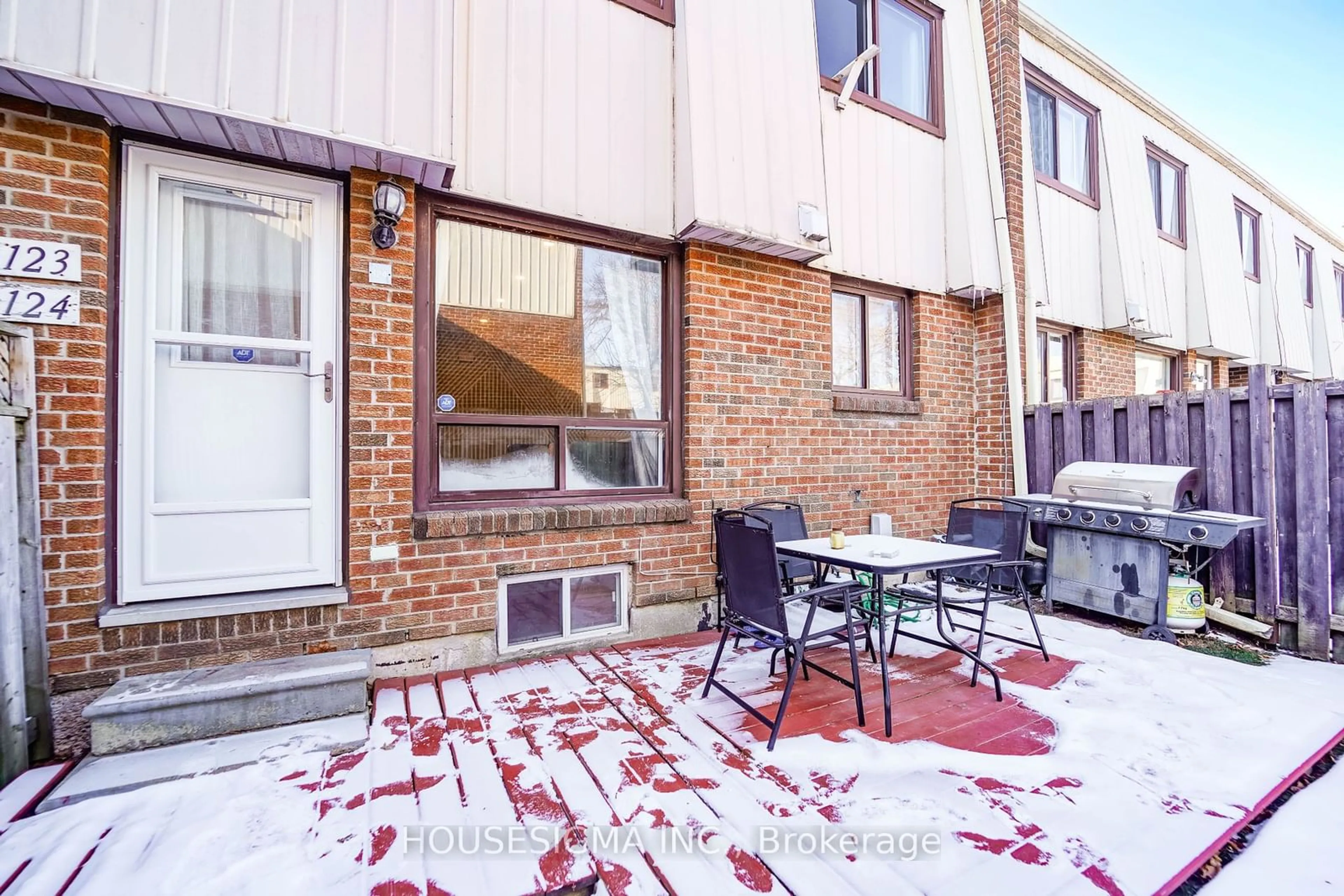 Patio, street for 1100 Oxford St #124, Oshawa Ontario L1J 6G4