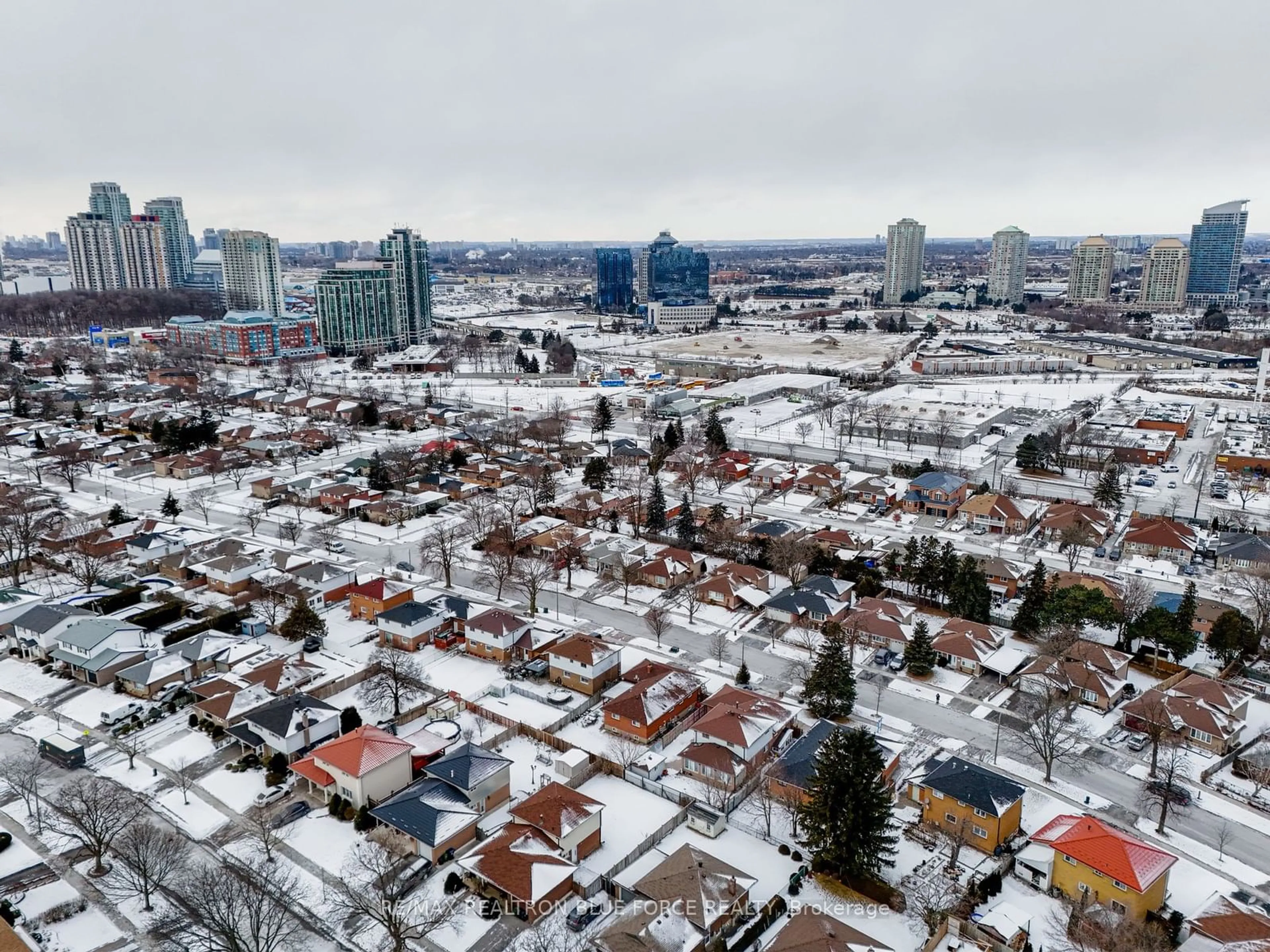 A pic from outside/outdoor area/front of a property/back of a property/a pic from drone, city buildings view from balcony for 175 Lynnbrook Dr, Toronto Ontario M1H 2N4