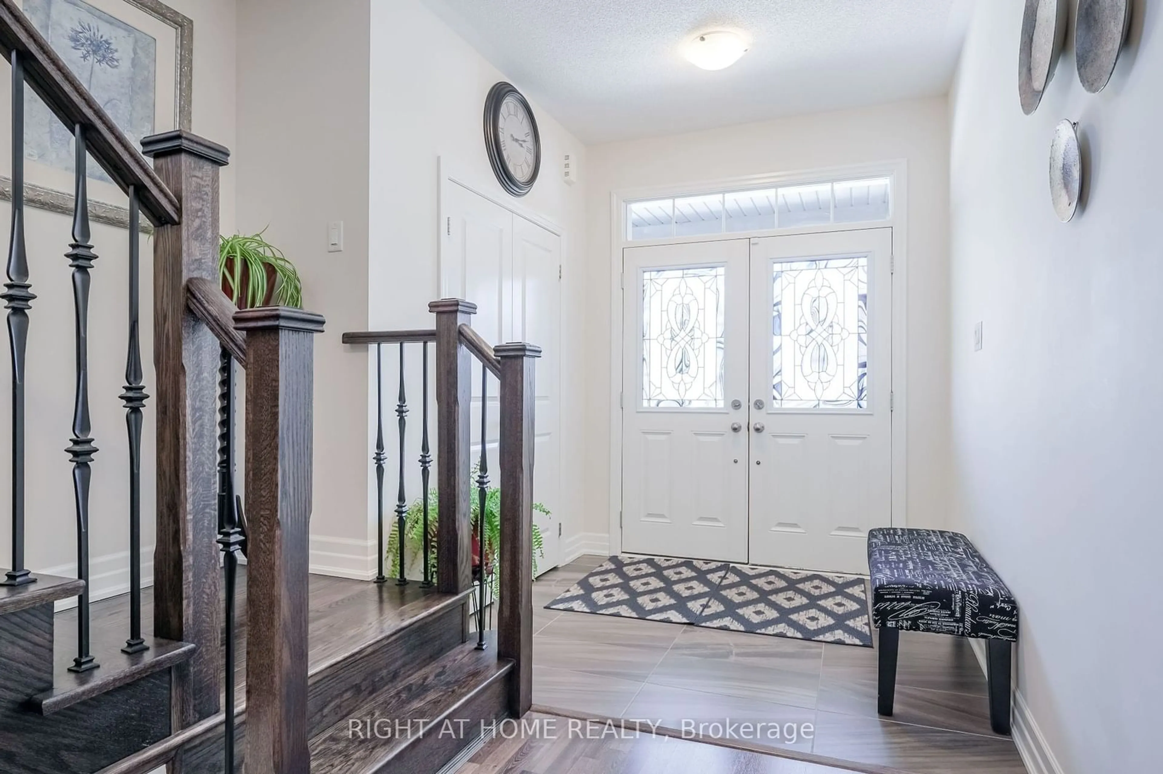 Indoor entryway for 515 Halo St, Oshawa Ontario L1L 0H9