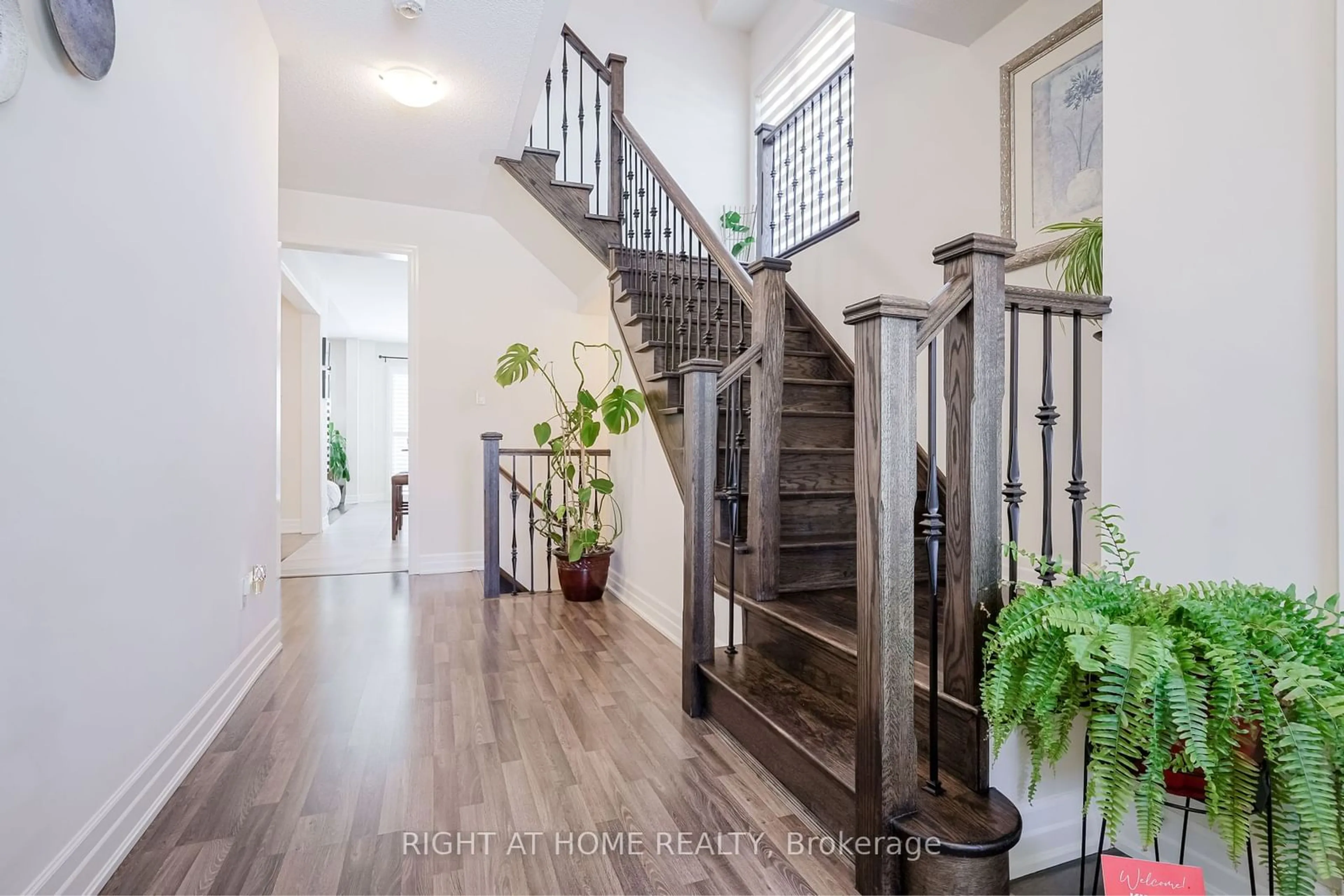 Indoor entryway for 515 Halo St, Oshawa Ontario L1L 0H9