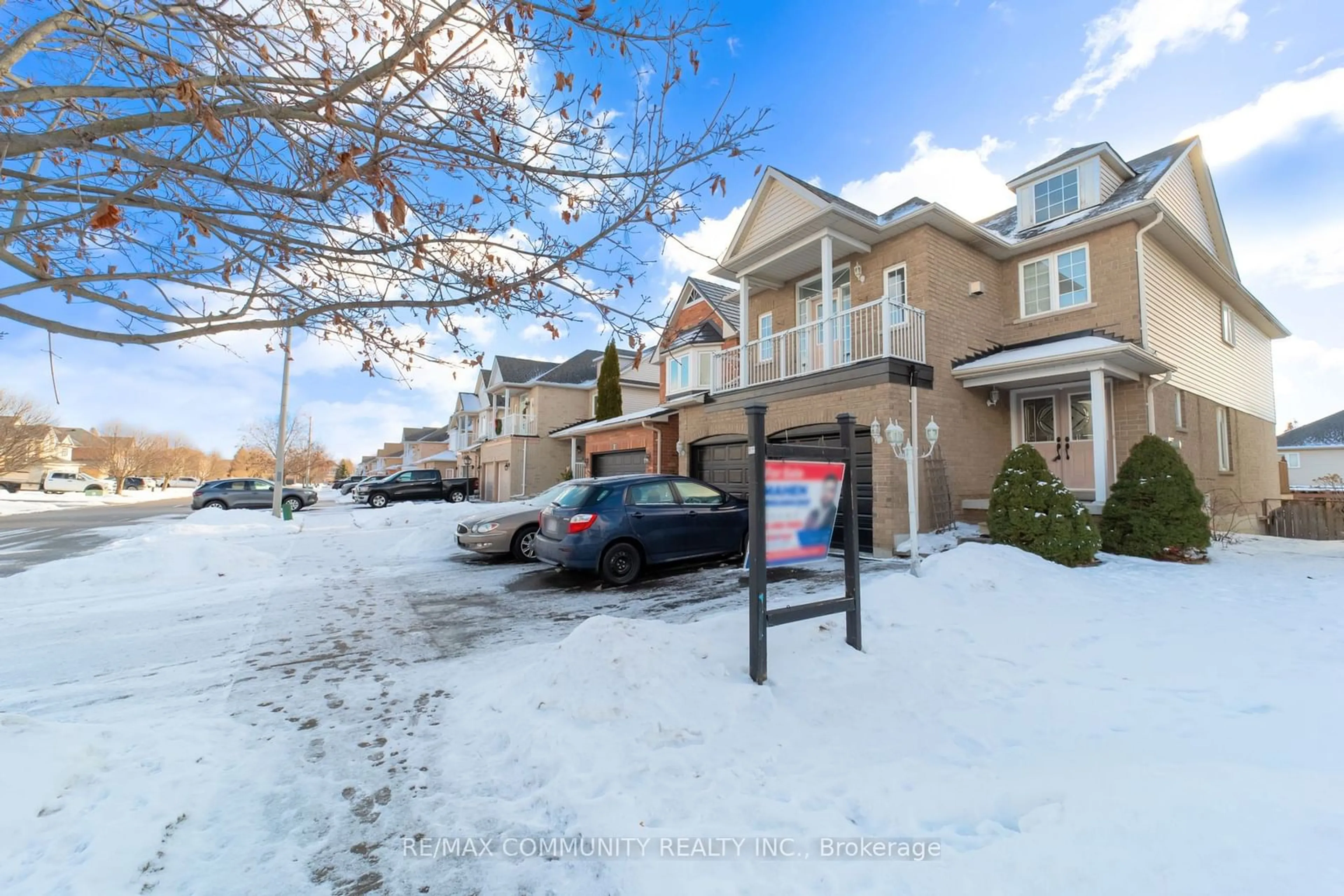 A pic from outside/outdoor area/front of a property/back of a property/a pic from drone, street for 75 Hutton Pl, Clarington Ontario L1C 5K1