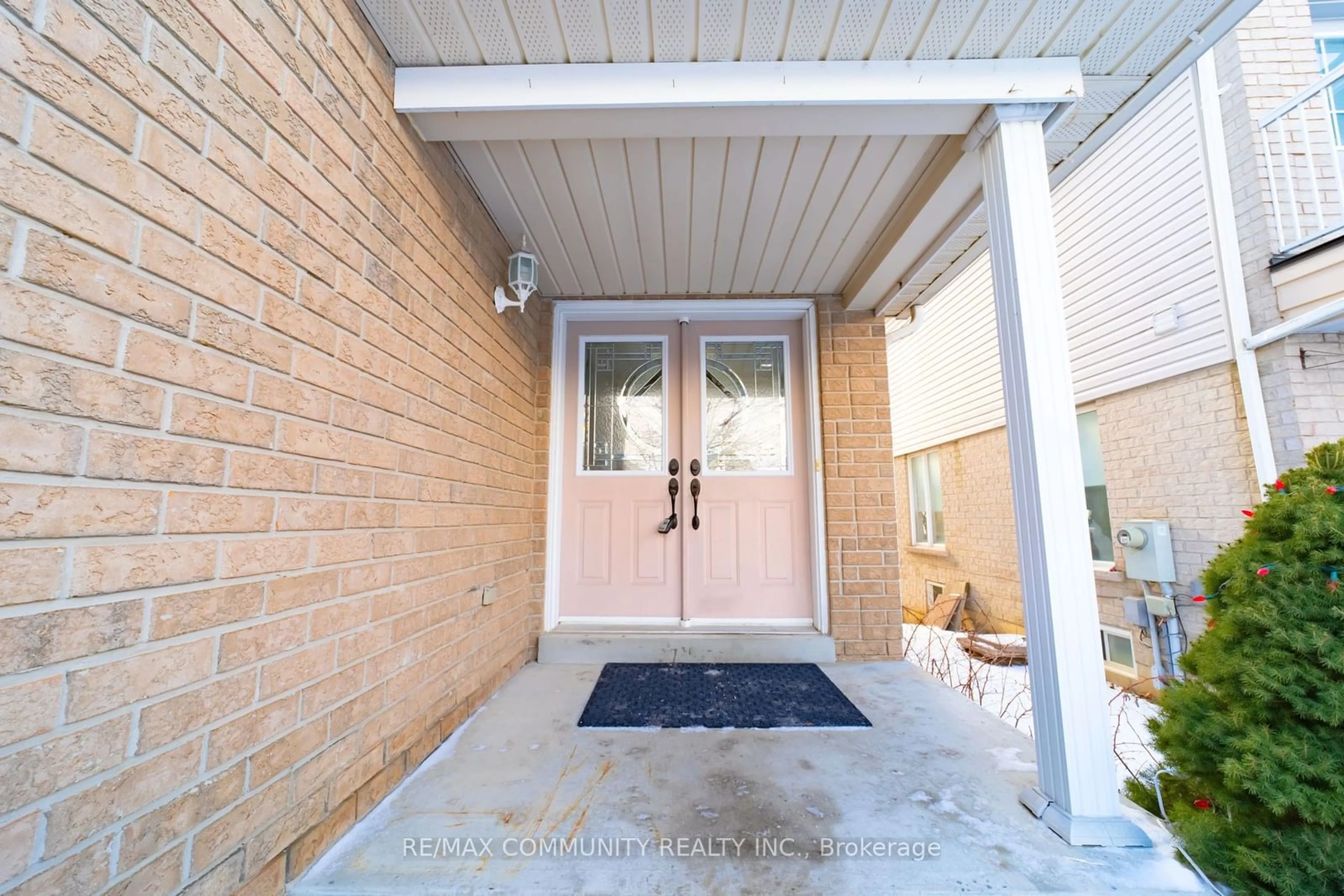 Indoor entryway for 75 Hutton Pl, Clarington Ontario L1C 5K1