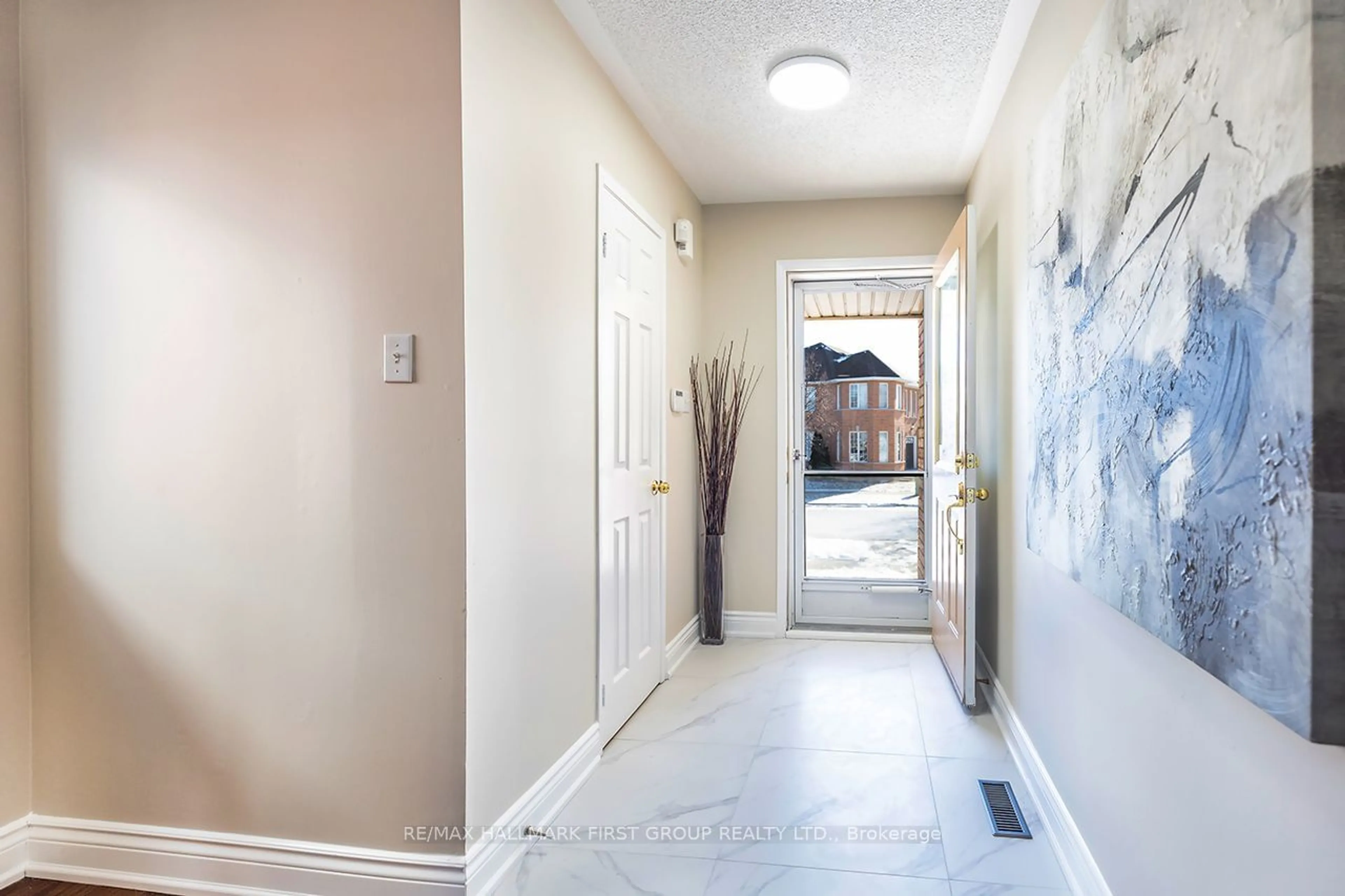 Indoor entryway for 610 Amaretto Ave, Pickering Ontario L1X 2V2