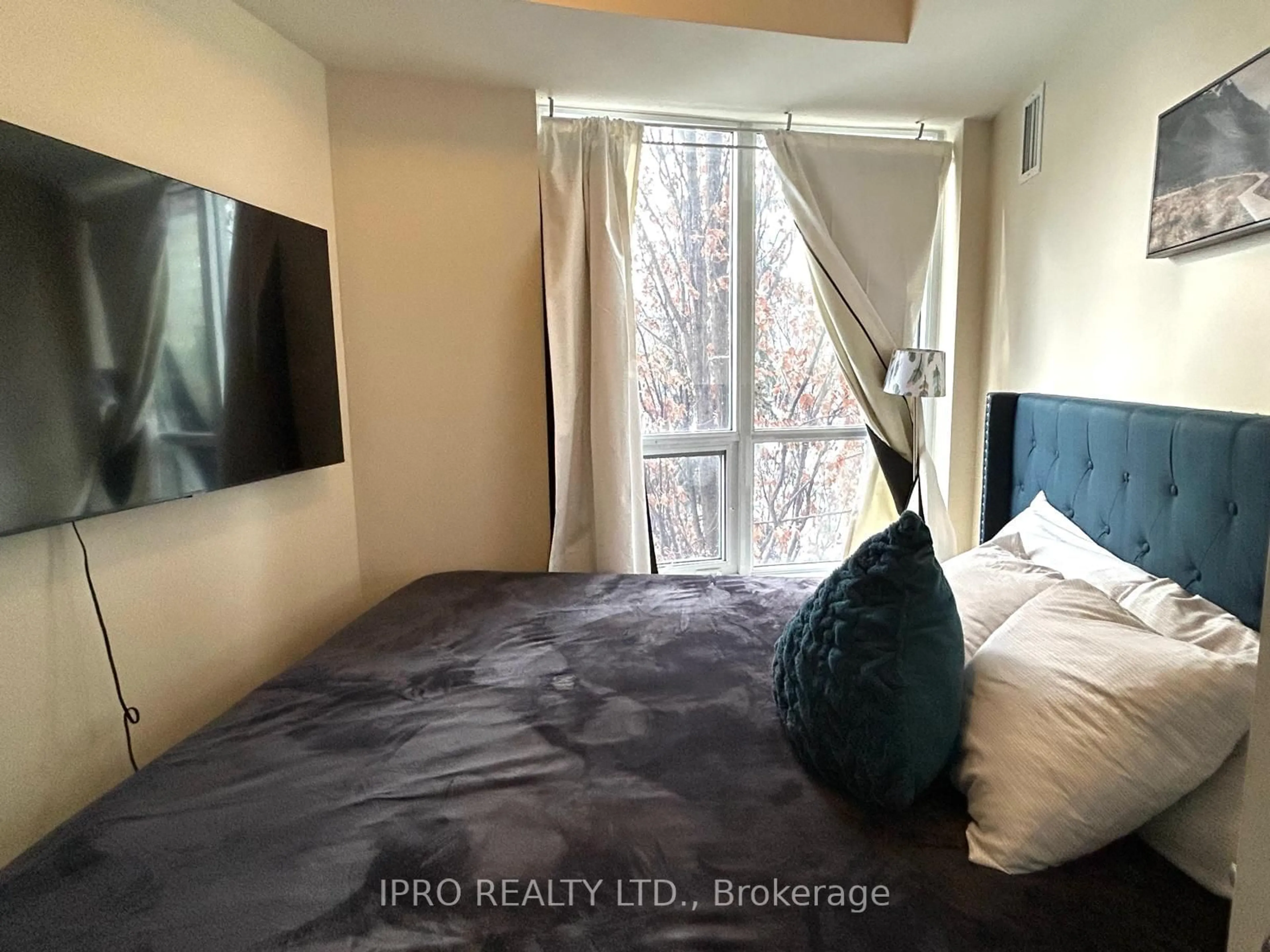 A pic of a room for 181 VILLAGE GREEN Sq #214, Toronto Ontario M1S 0K6