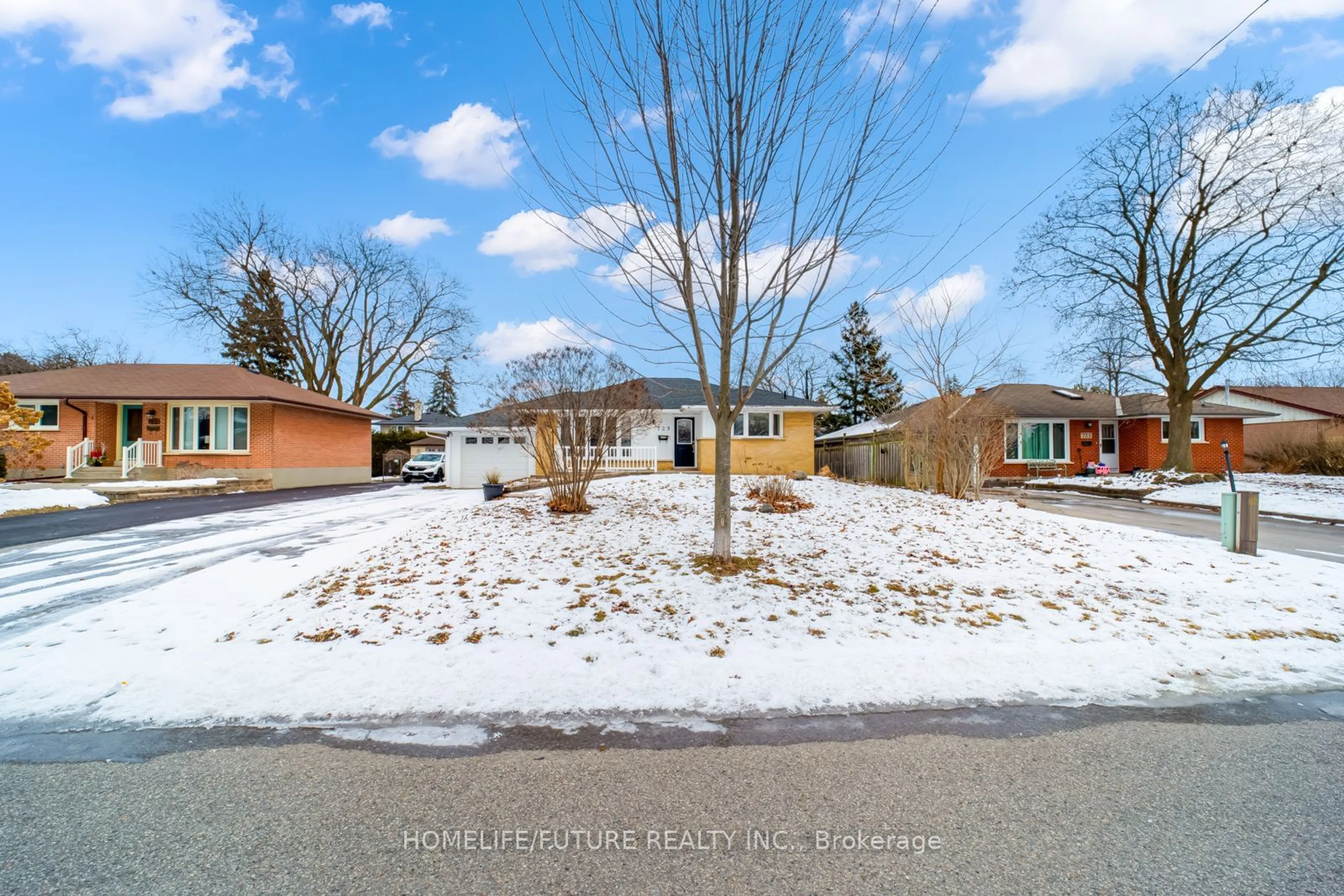 A pic from outside/outdoor area/front of a property/back of a property/a pic from drone, street for 729 Glenforest St, Oshawa Ontario L1J 5E9