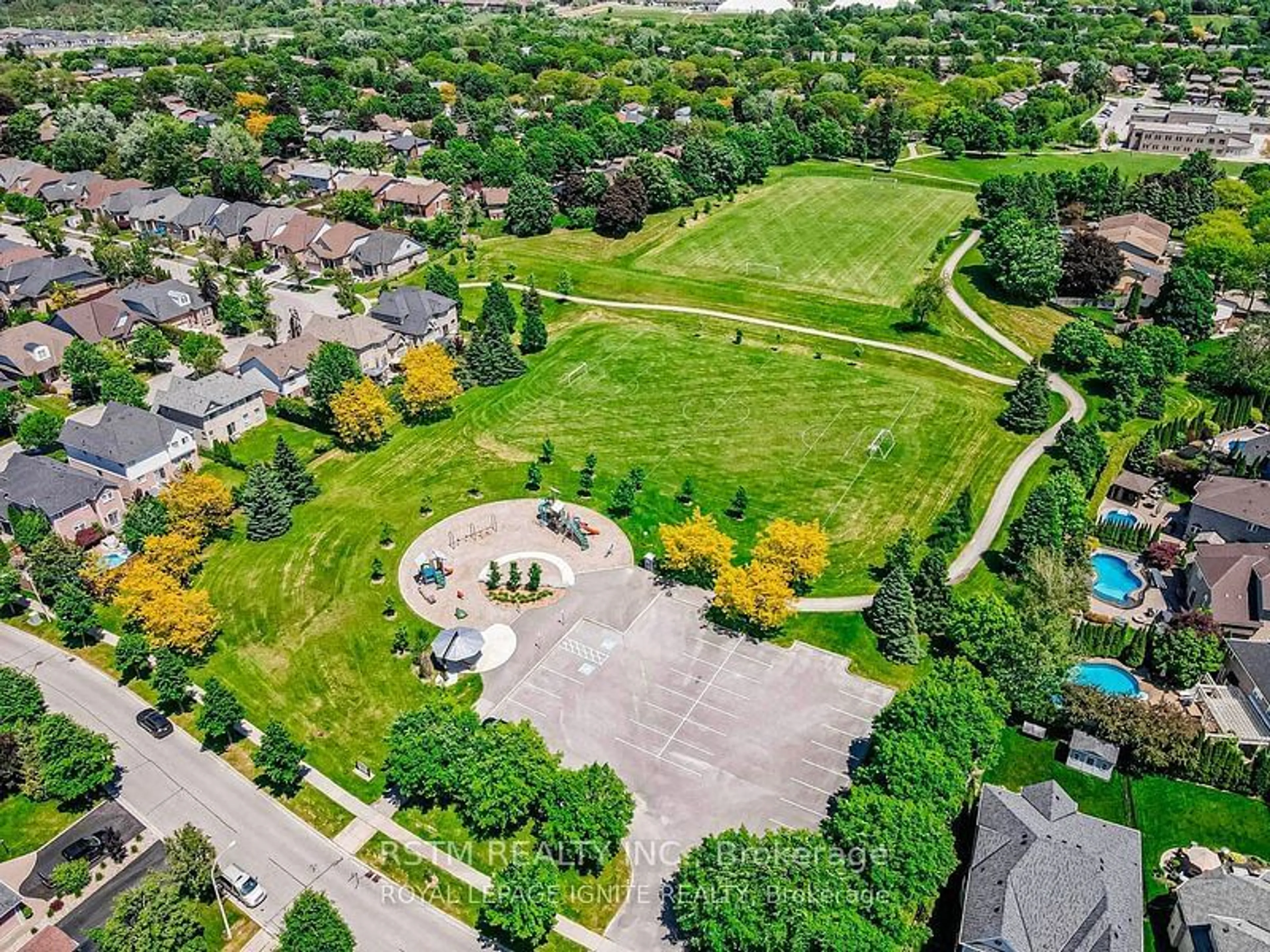 A pic from outside/outdoor area/front of a property/back of a property/a pic from drone, street for 100 Barkerville Dr, Whitby Ontario L1P 0L8