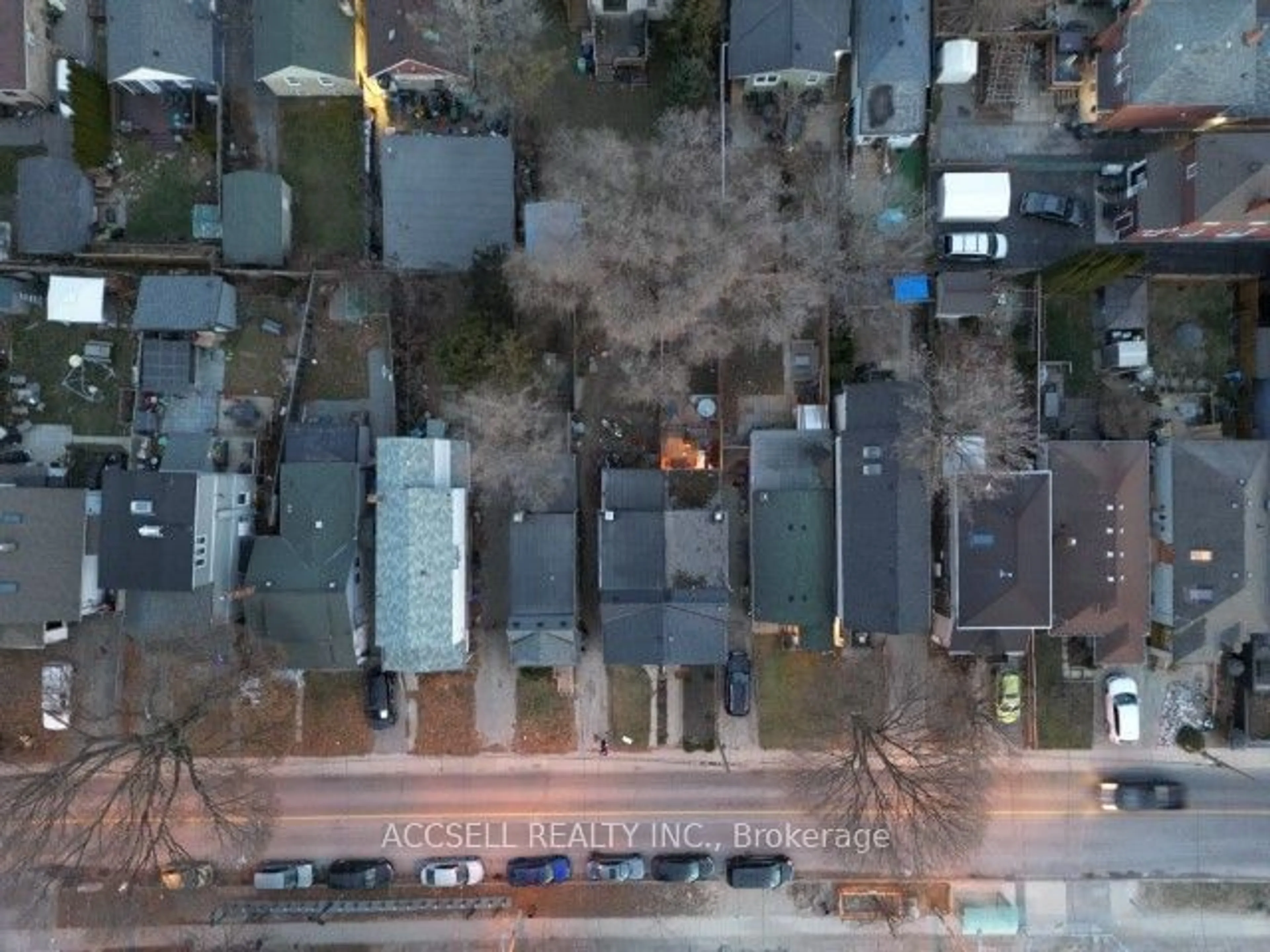 A pic from outside/outdoor area/front of a property/back of a property/a pic from drone, street for 15 Eastdale Ave, Toronto Ontario M4C 4Z8