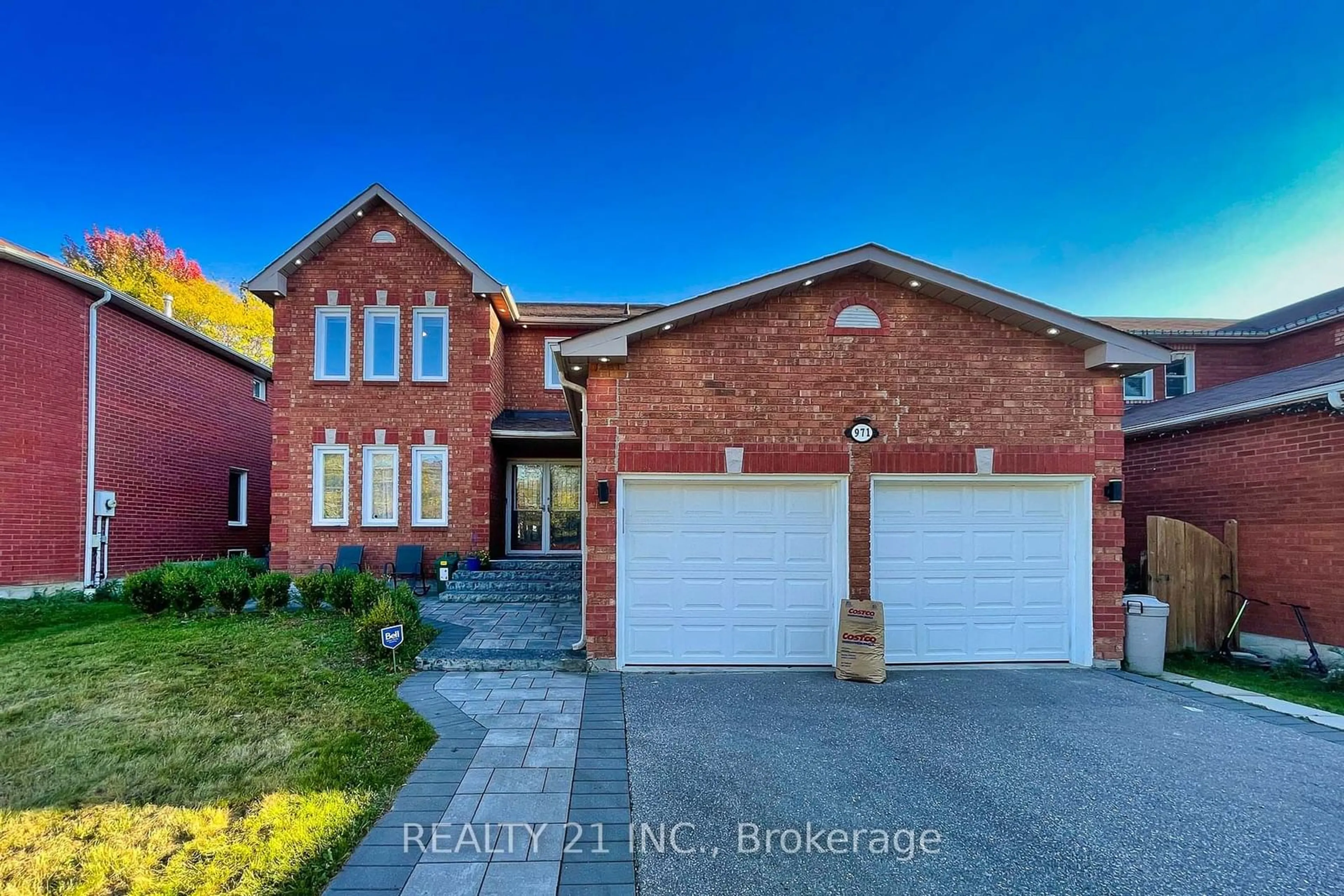 Home with brick exterior material, street for 971 Thimbleberry Circ, Oshawa Ontario L1K 2H3