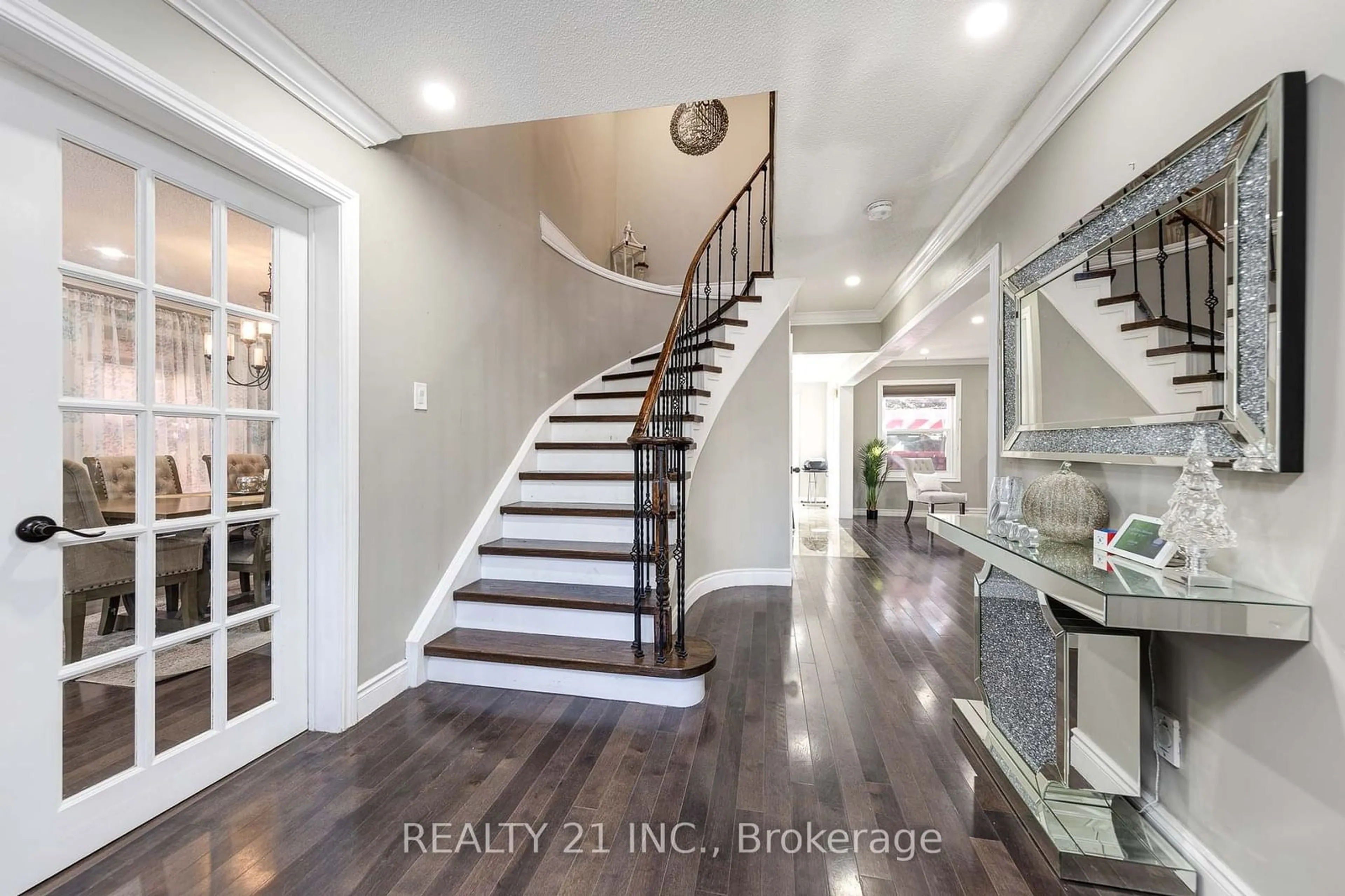 Indoor entryway for 971 Thimbleberry Circ, Oshawa Ontario L1K 2H3