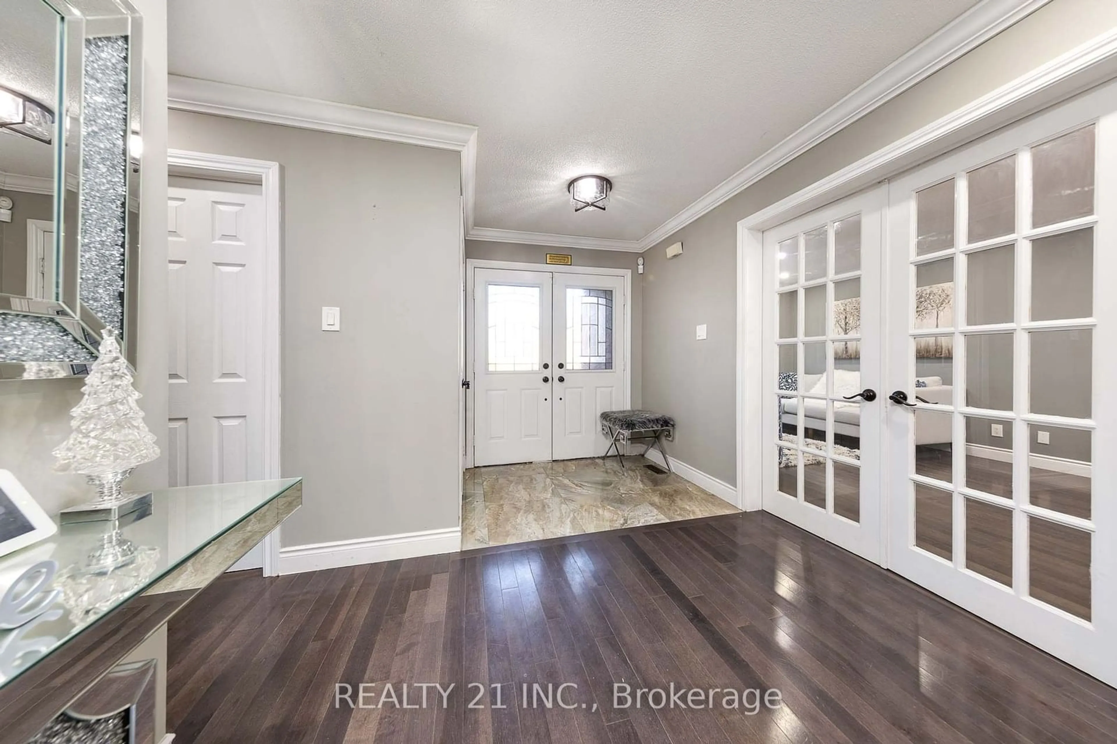 Indoor entryway for 971 Thimbleberry Circ, Oshawa Ontario L1K 2H3