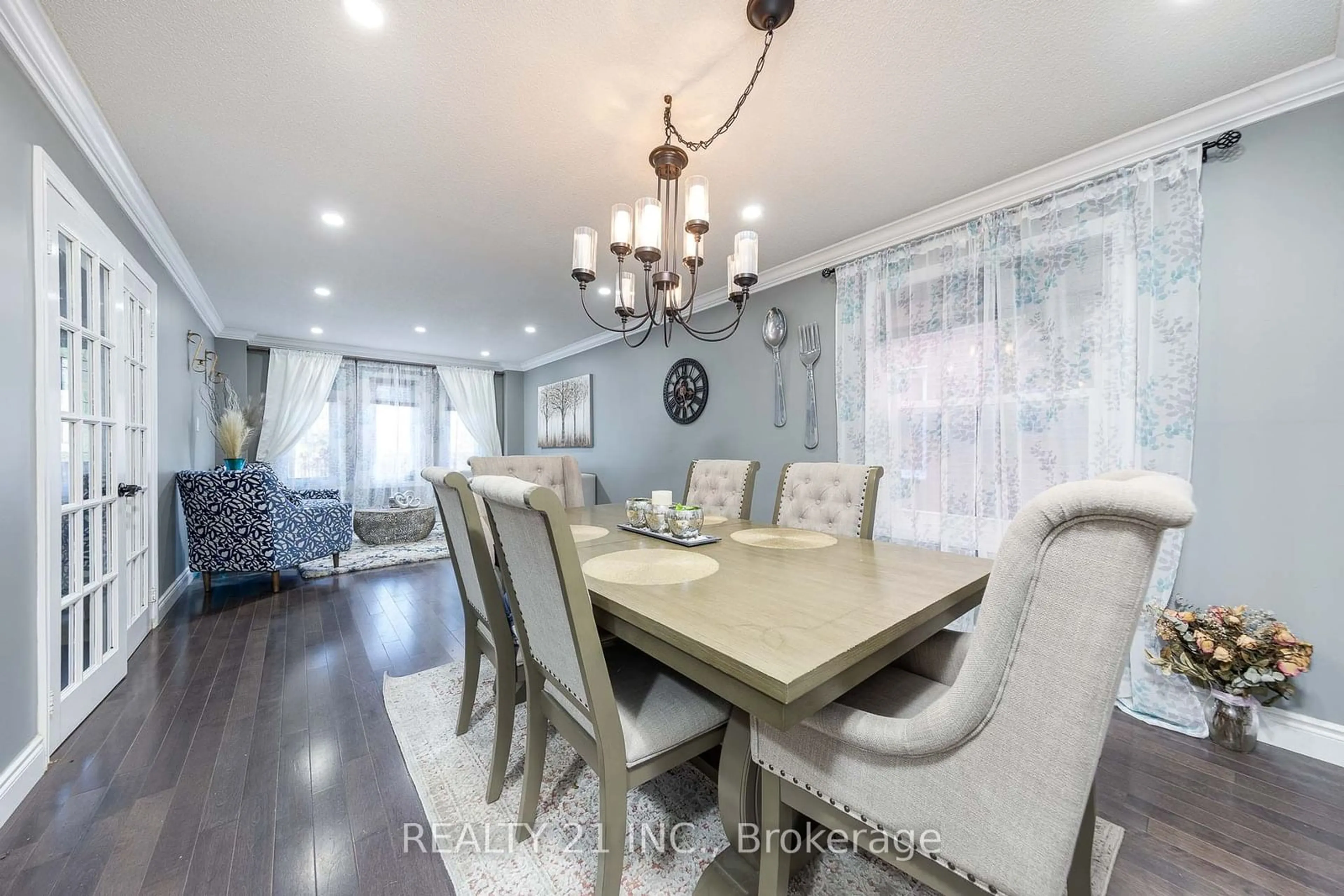 Dining room, wood/laminate floor for 971 Thimbleberry Circ, Oshawa Ontario L1K 2H3