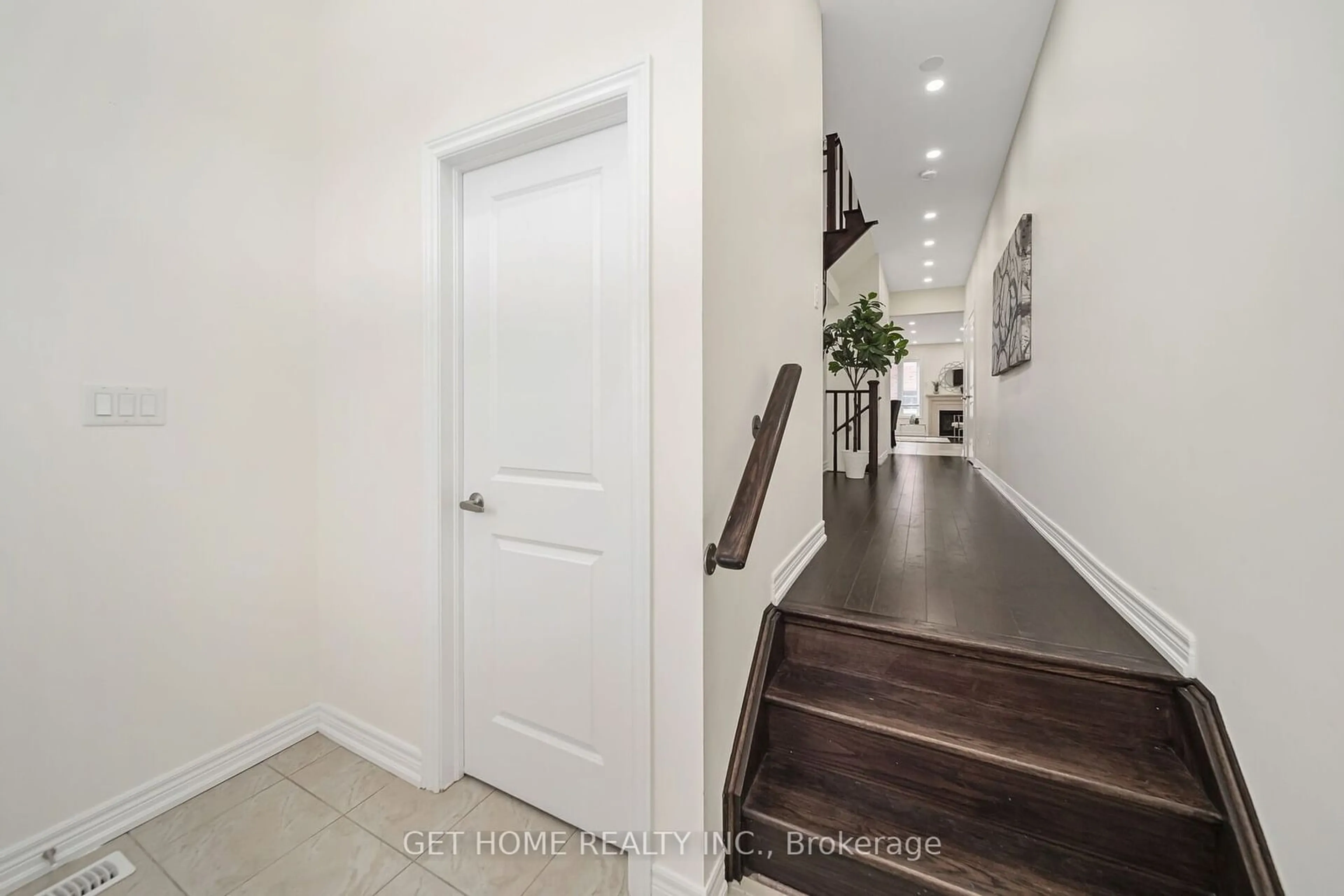 Indoor entryway for 10 Ronald St, Whitby Ontario L1P 0K1