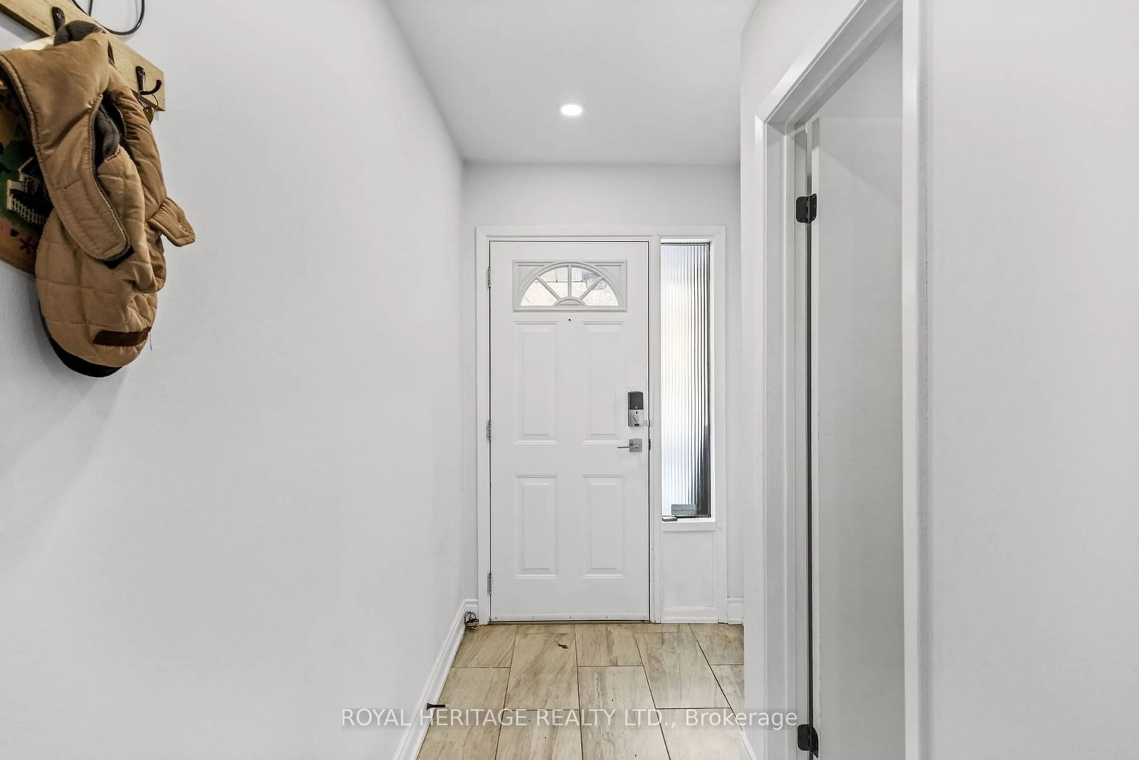 Indoor entryway for 227 Jeffery St #17, Whitby Ontario L1N 6E4