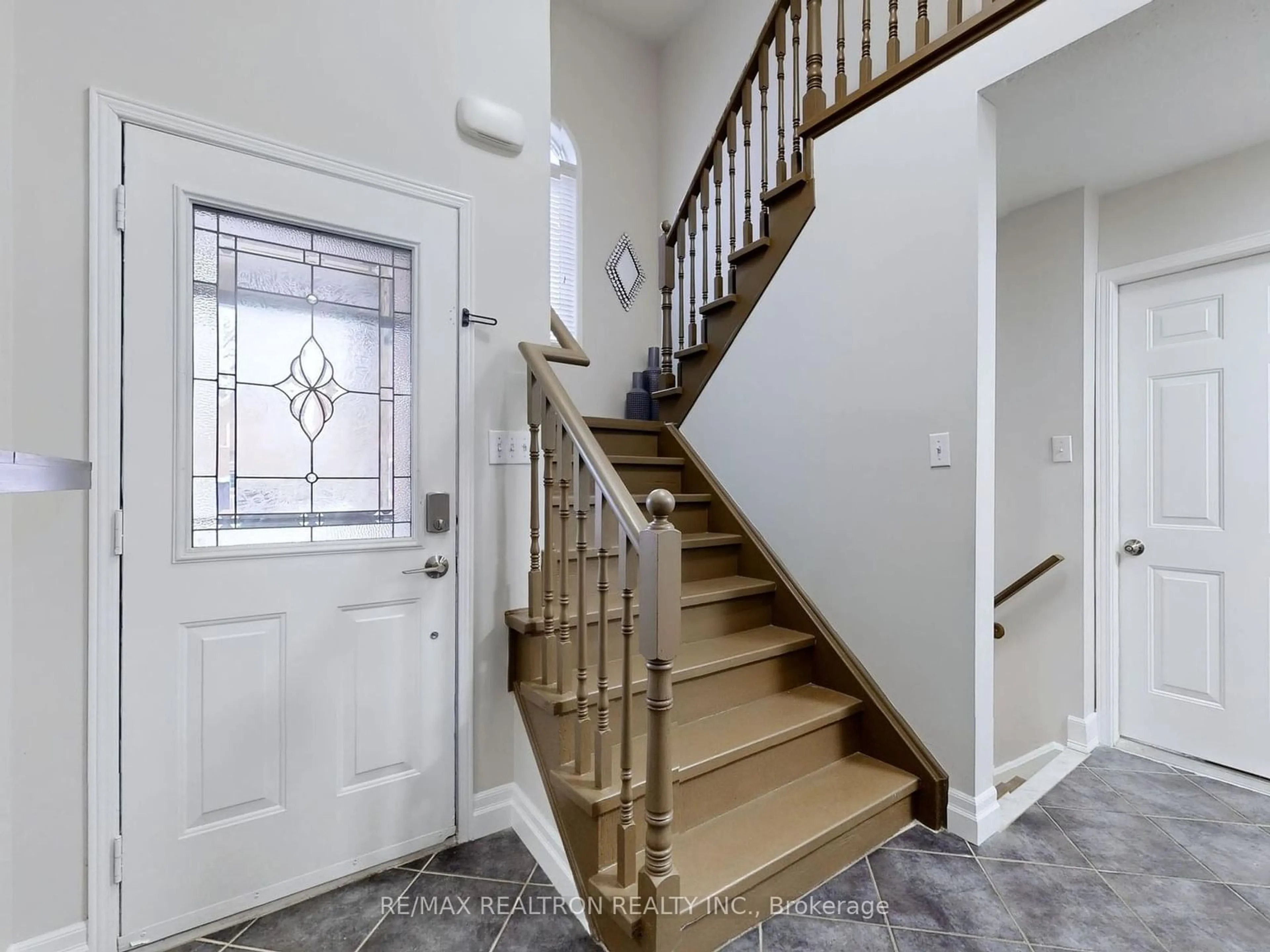 Indoor entryway for 193 Bottrell St, Clarington Ontario L1C 5M9