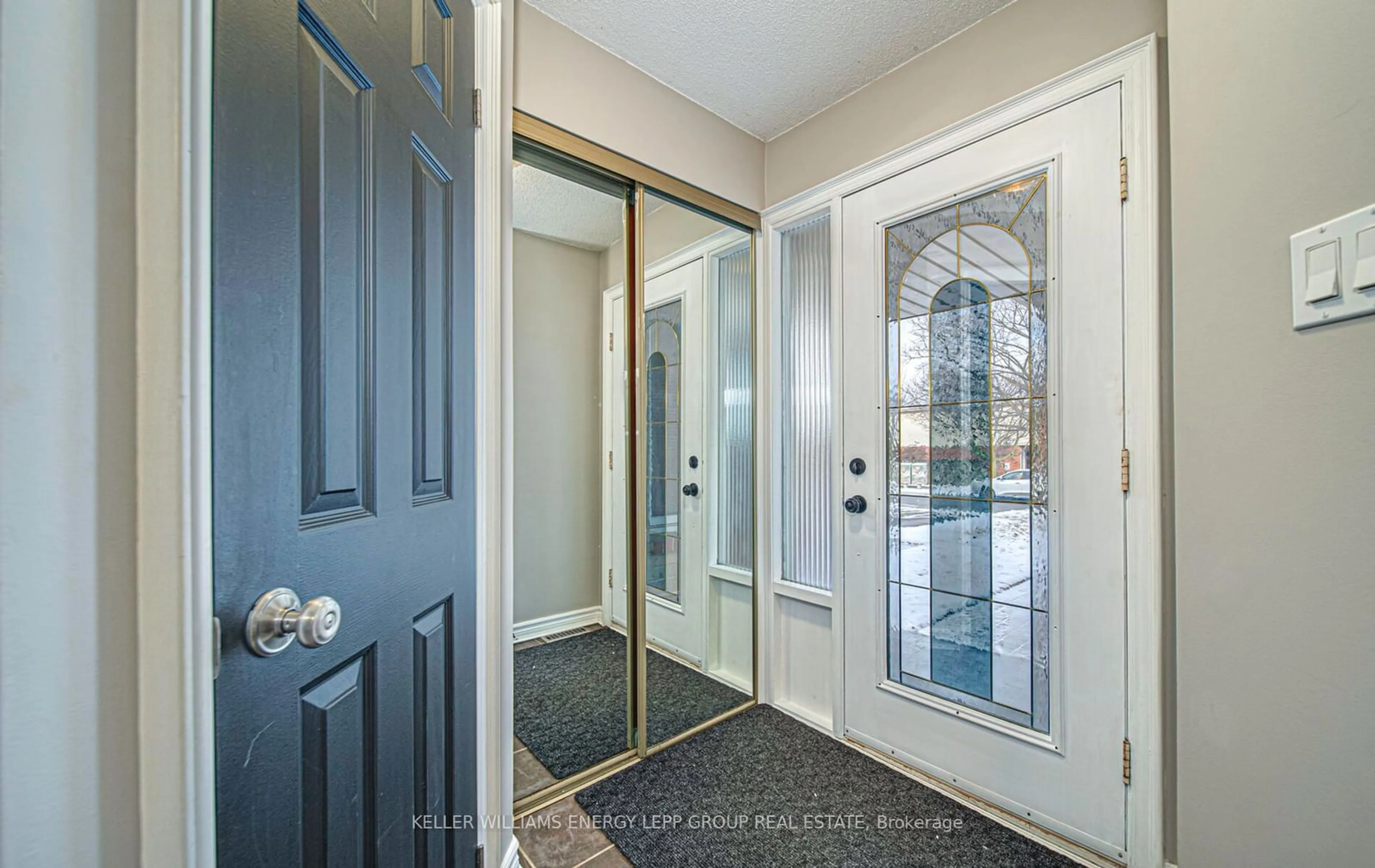 Indoor entryway for 1522 Falconcrest Dr, Pickering Ontario L1V 4Z1