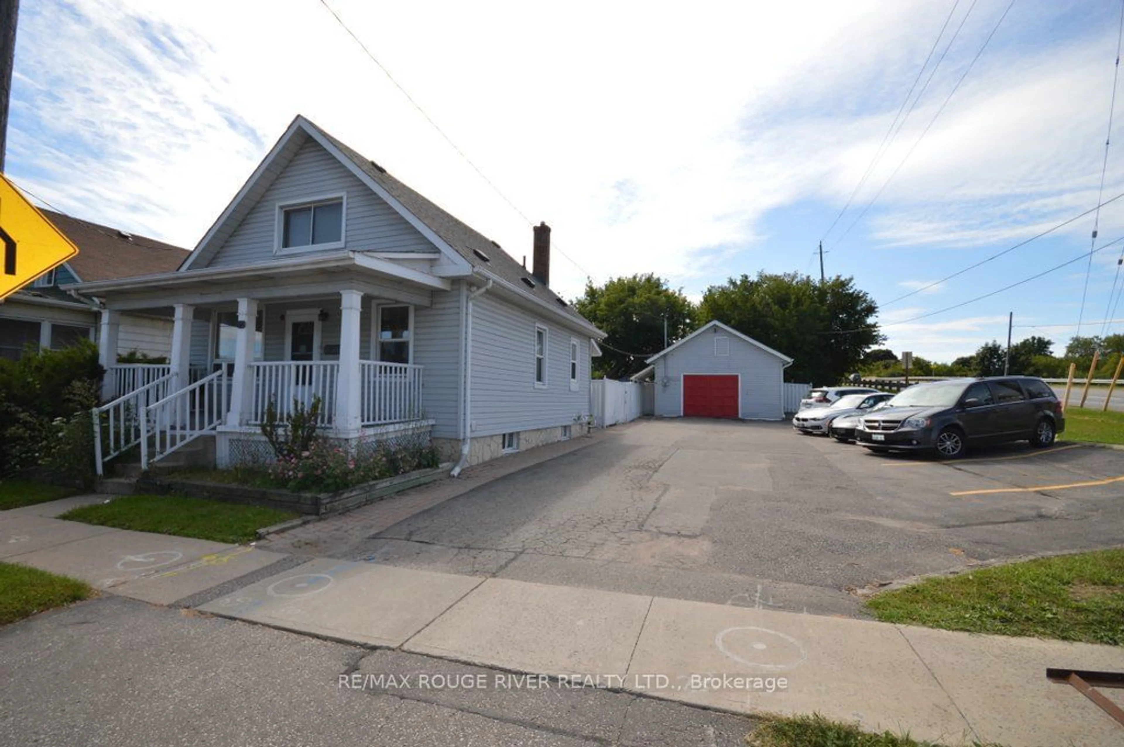 A pic from outside/outdoor area/front of a property/back of a property/a pic from drone, street for 279 Bloor St, Oshawa Ontario L1H 3M7