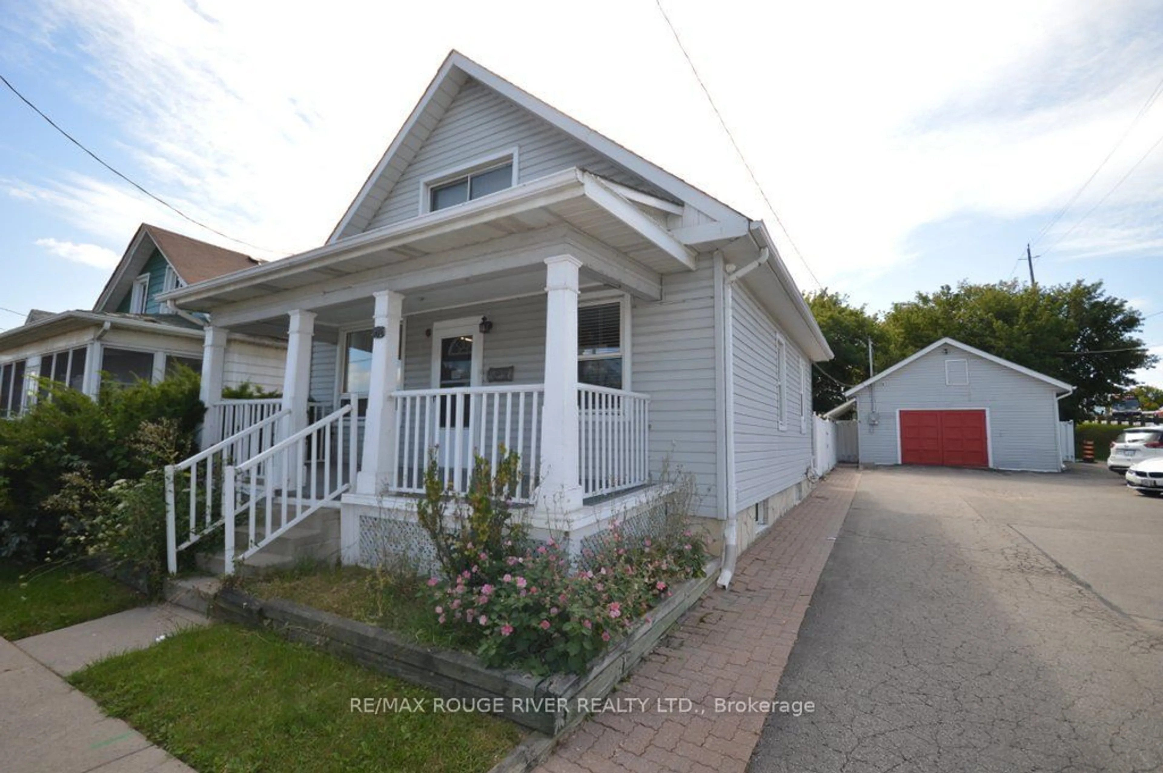 Home with vinyl exterior material, street for 279 Bloor St, Oshawa Ontario L1H 3M7