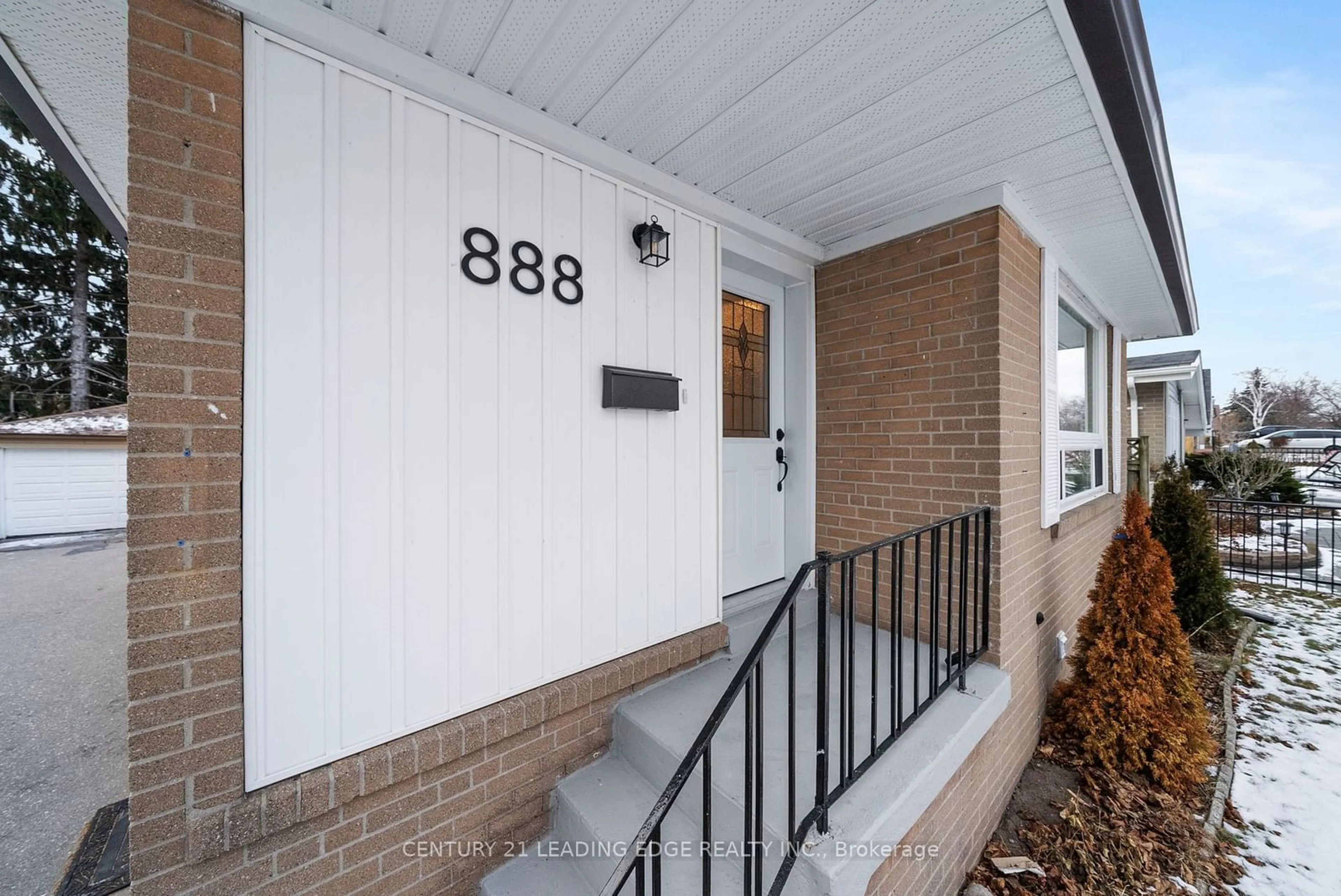 Indoor entryway for 888 Naroch Blvd, Pickering Ontario L1W 1T2