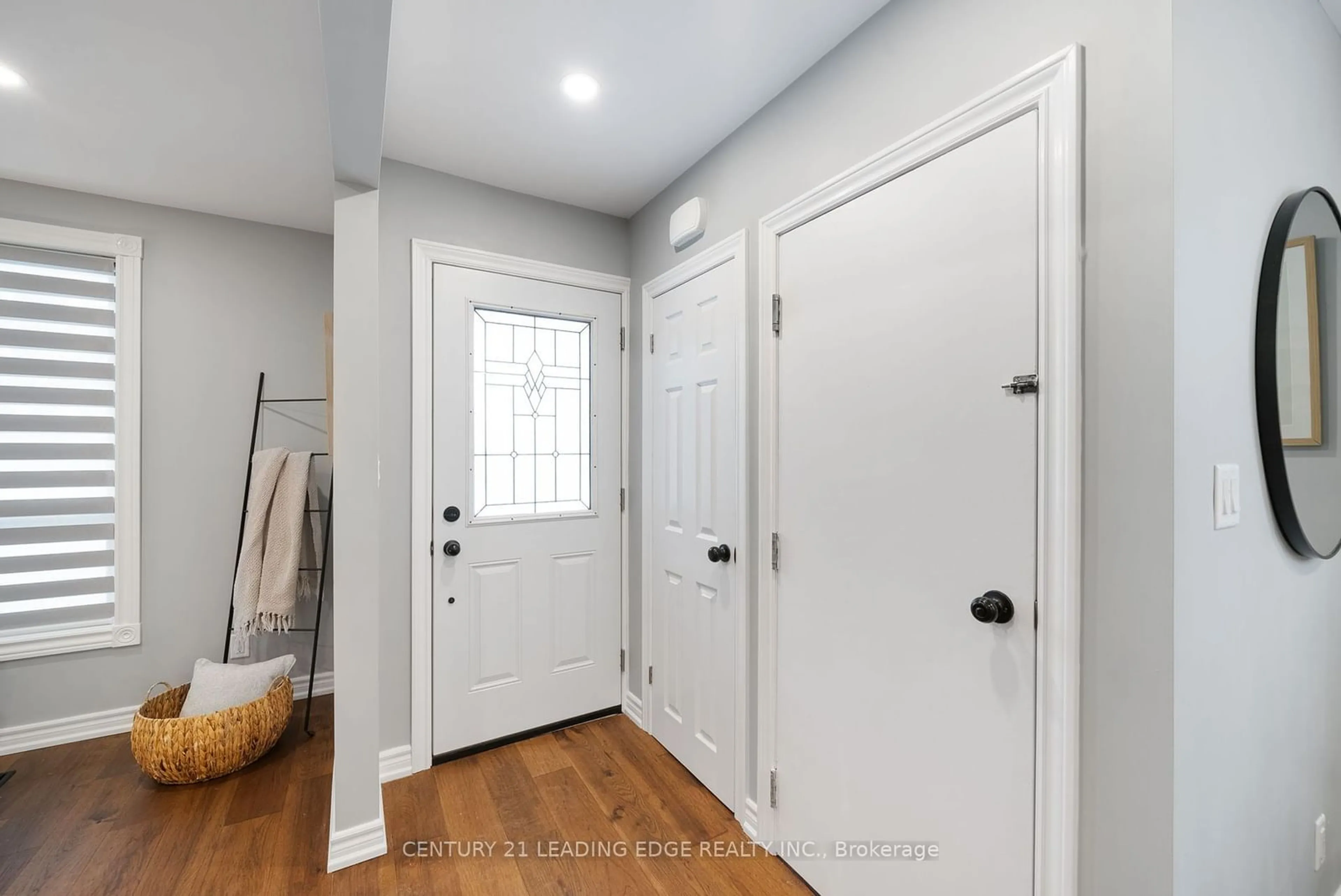 Indoor entryway for 888 Naroch Blvd, Pickering Ontario L1W 1T2