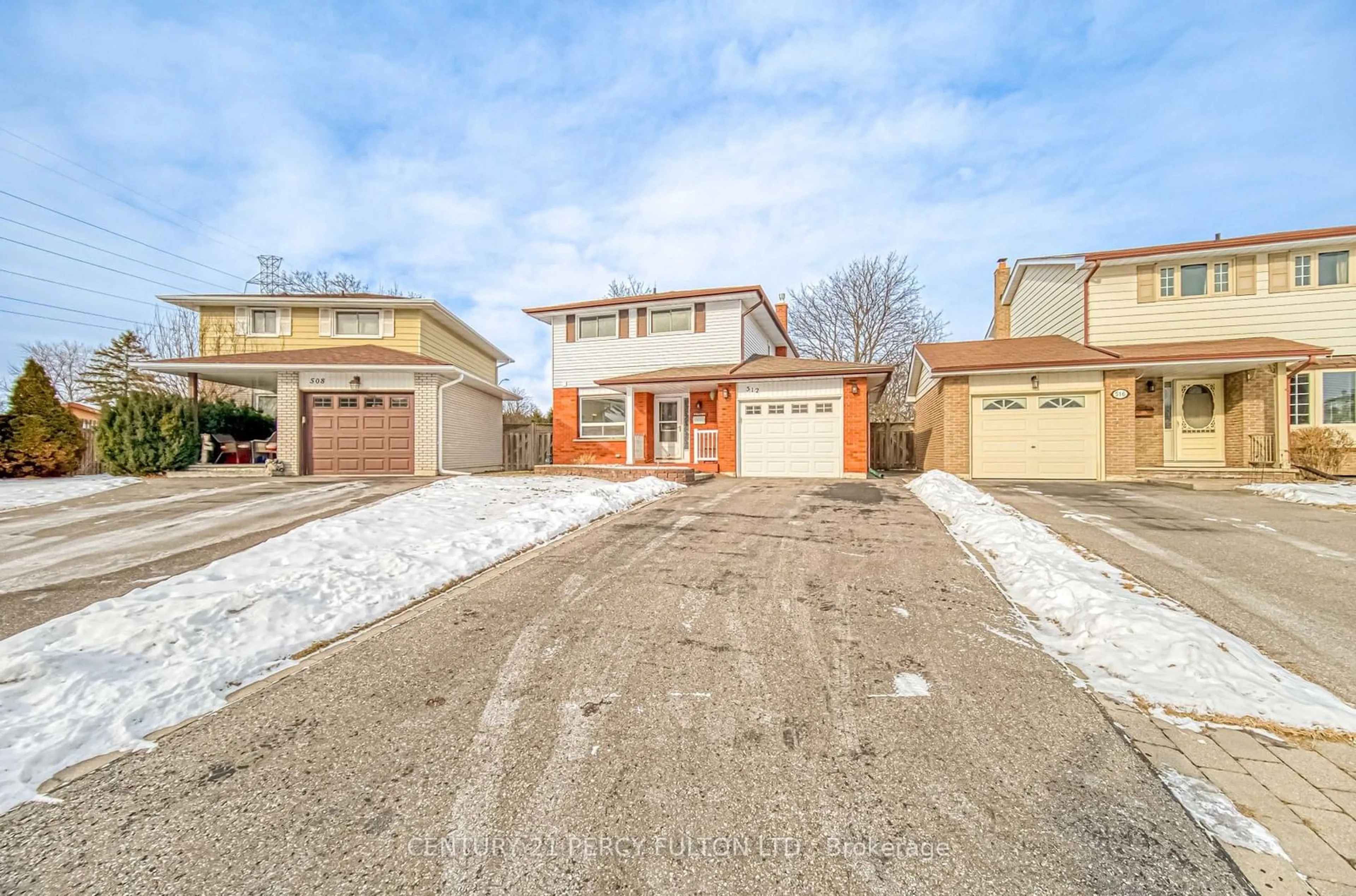 A pic from outside/outdoor area/front of a property/back of a property/a pic from drone, street for 512 Torrington Crt, Oshawa Ontario L1G 7L9