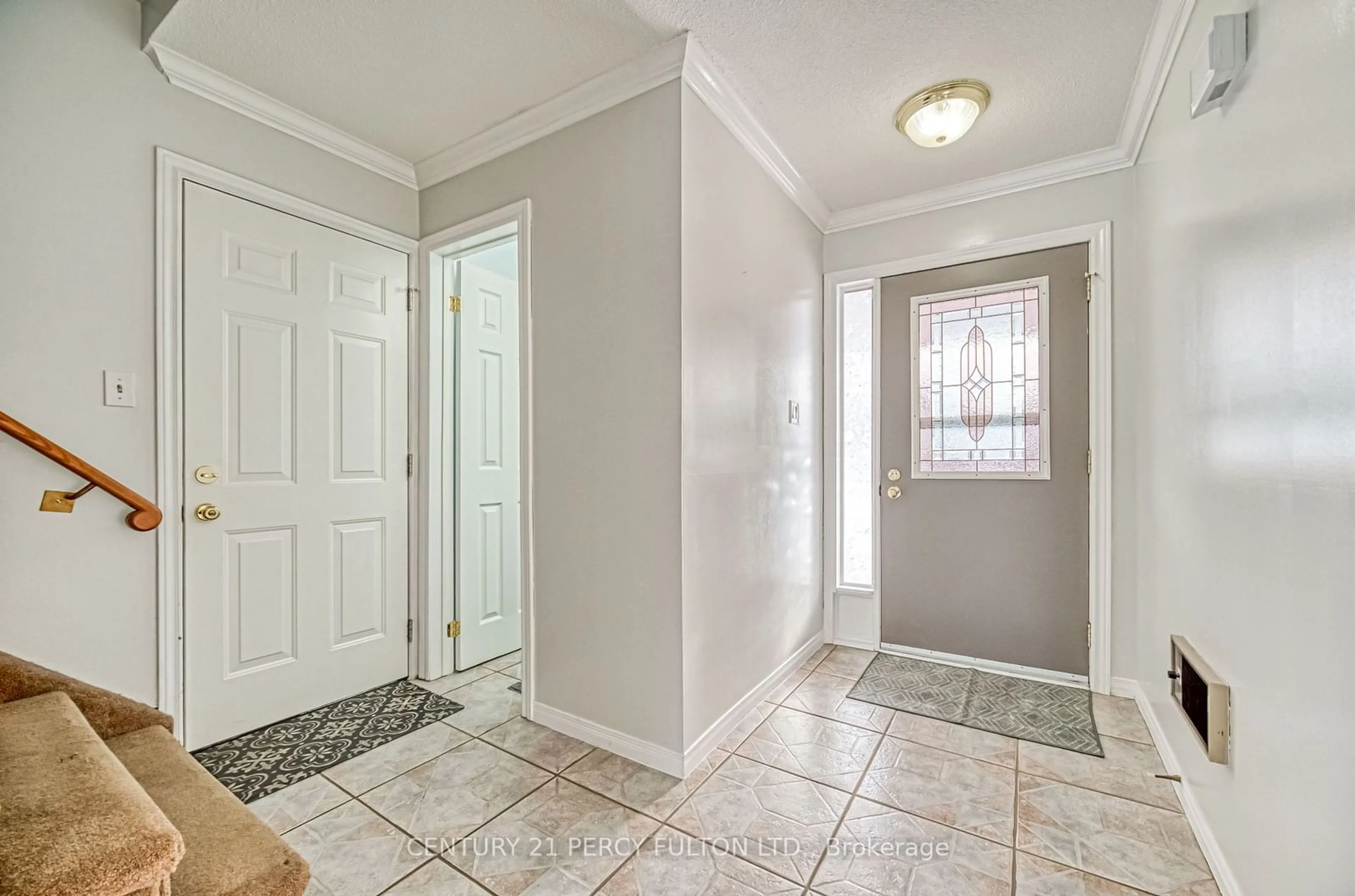 Indoor entryway for 512 Torrington Crt, Oshawa Ontario L1G 7L9