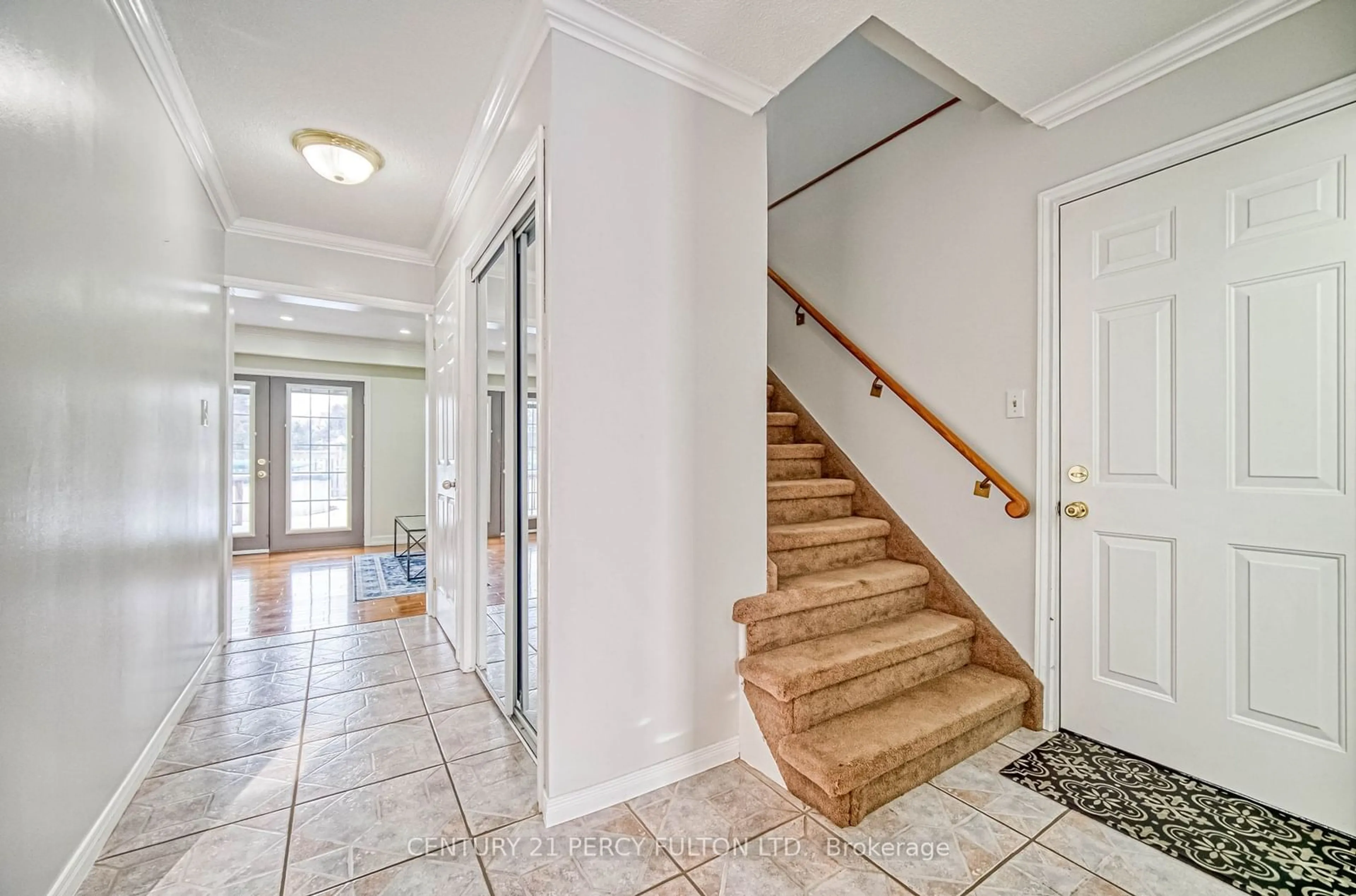 Indoor entryway for 512 Torrington Crt, Oshawa Ontario L1G 7L9