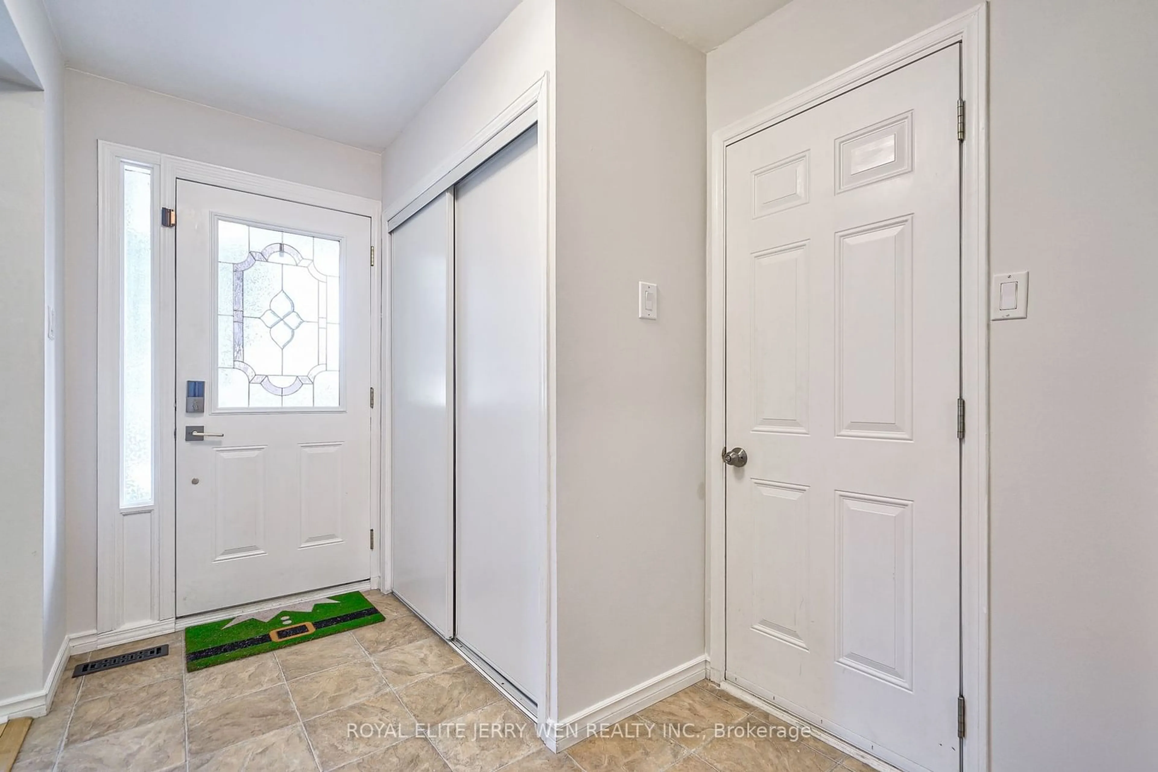 Indoor entryway for 8 Deerfield Crt, Whitby Ontario L1N 5V1