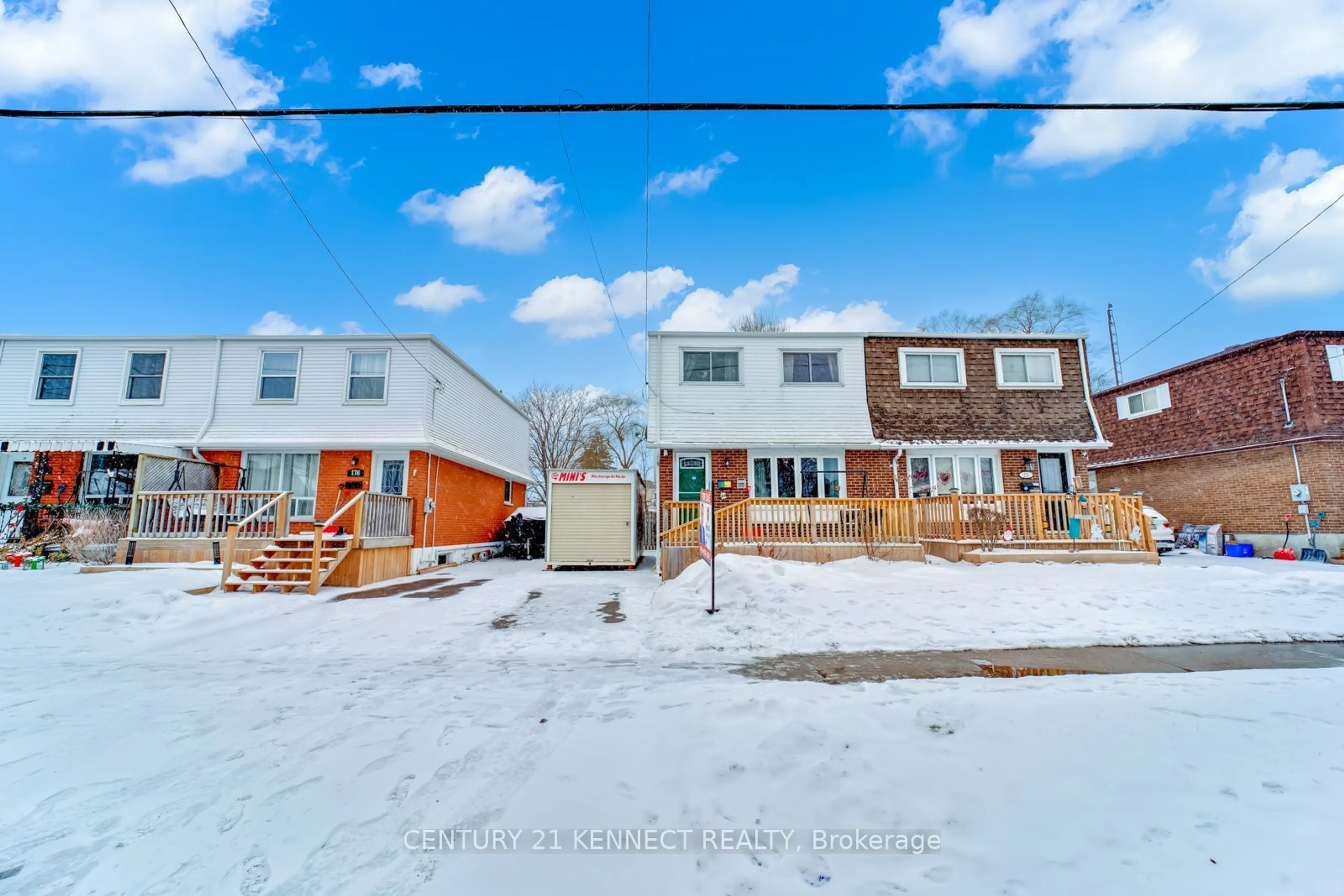 A pic from outside/outdoor area/front of a property/back of a property/a pic from drone, street for 172 Waverly St, Oshawa Ontario L1J 5V1