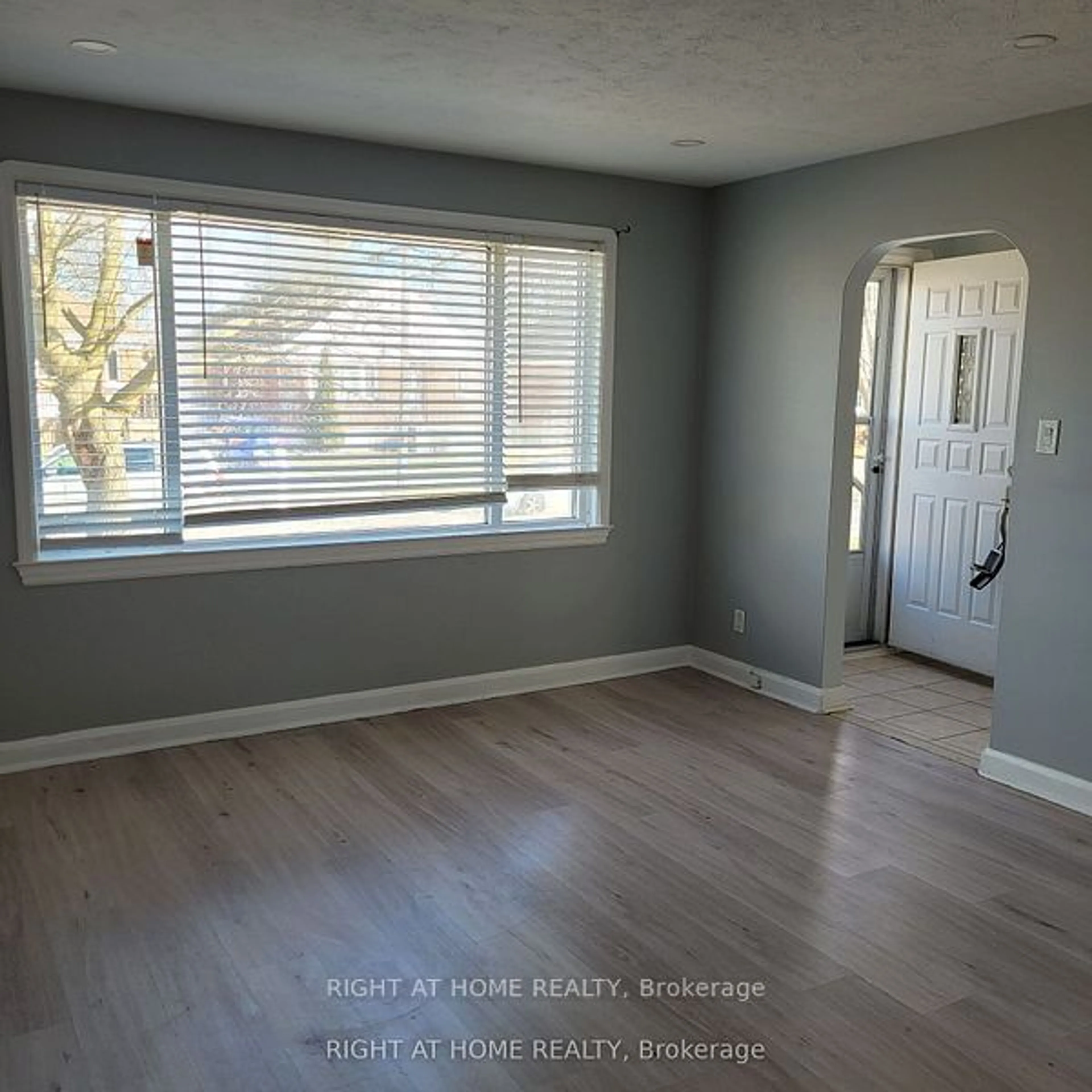 A pic of a room for 202 Cadillac Ave, Oshawa Ontario L1H 5Z7