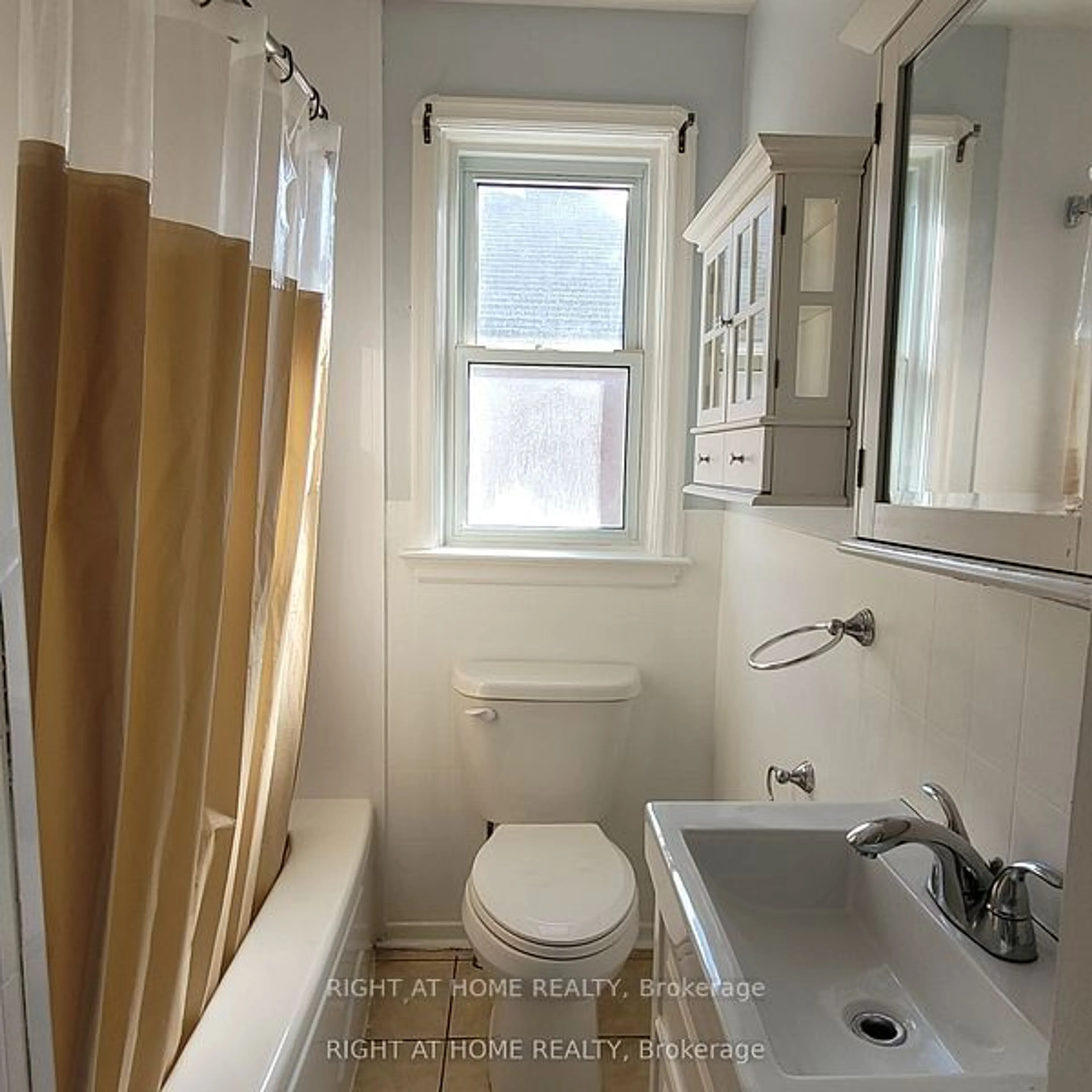 Standard bathroom, ceramic/tile floor for 202 Cadillac Ave, Oshawa Ontario L1H 5Z7