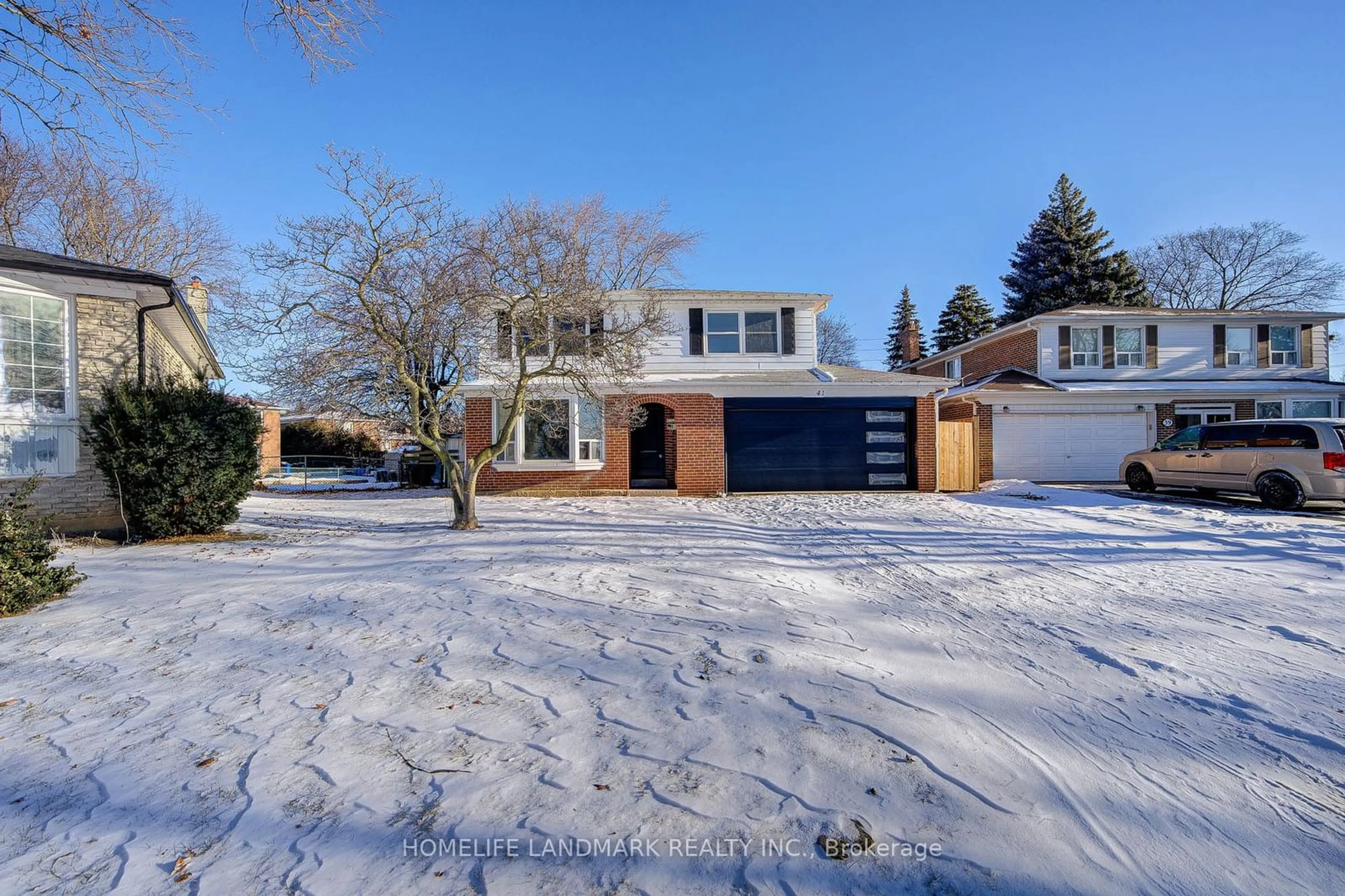 A pic from outside/outdoor area/front of a property/back of a property/a pic from drone, street for 41 Dunsdale Sq, Toronto Ontario M1S 2L7