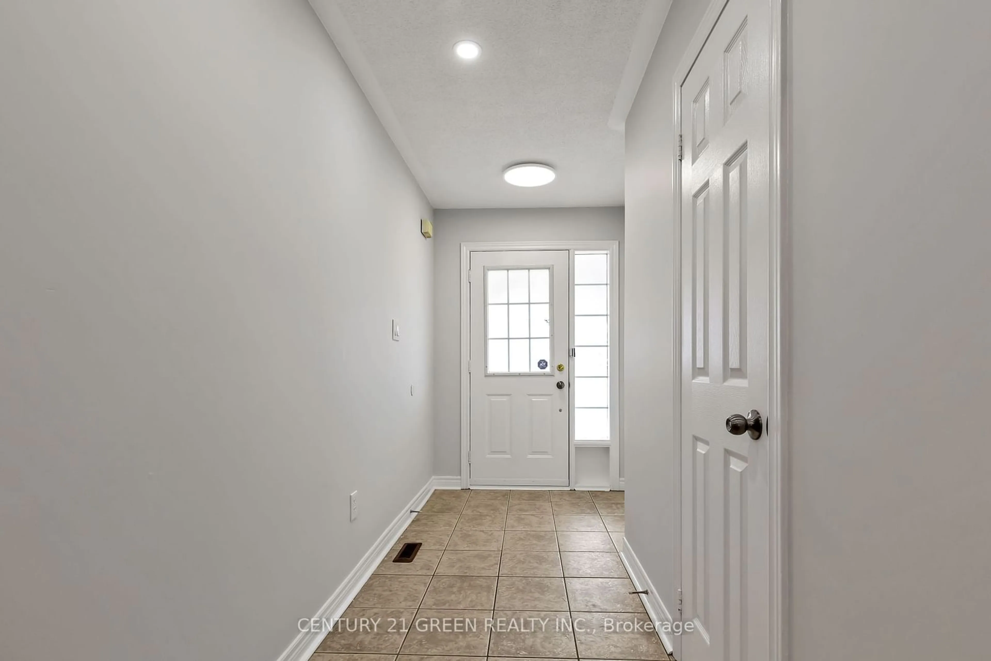 Indoor entryway for 14 Davidson St, Whitby Ontario L1P 1V7