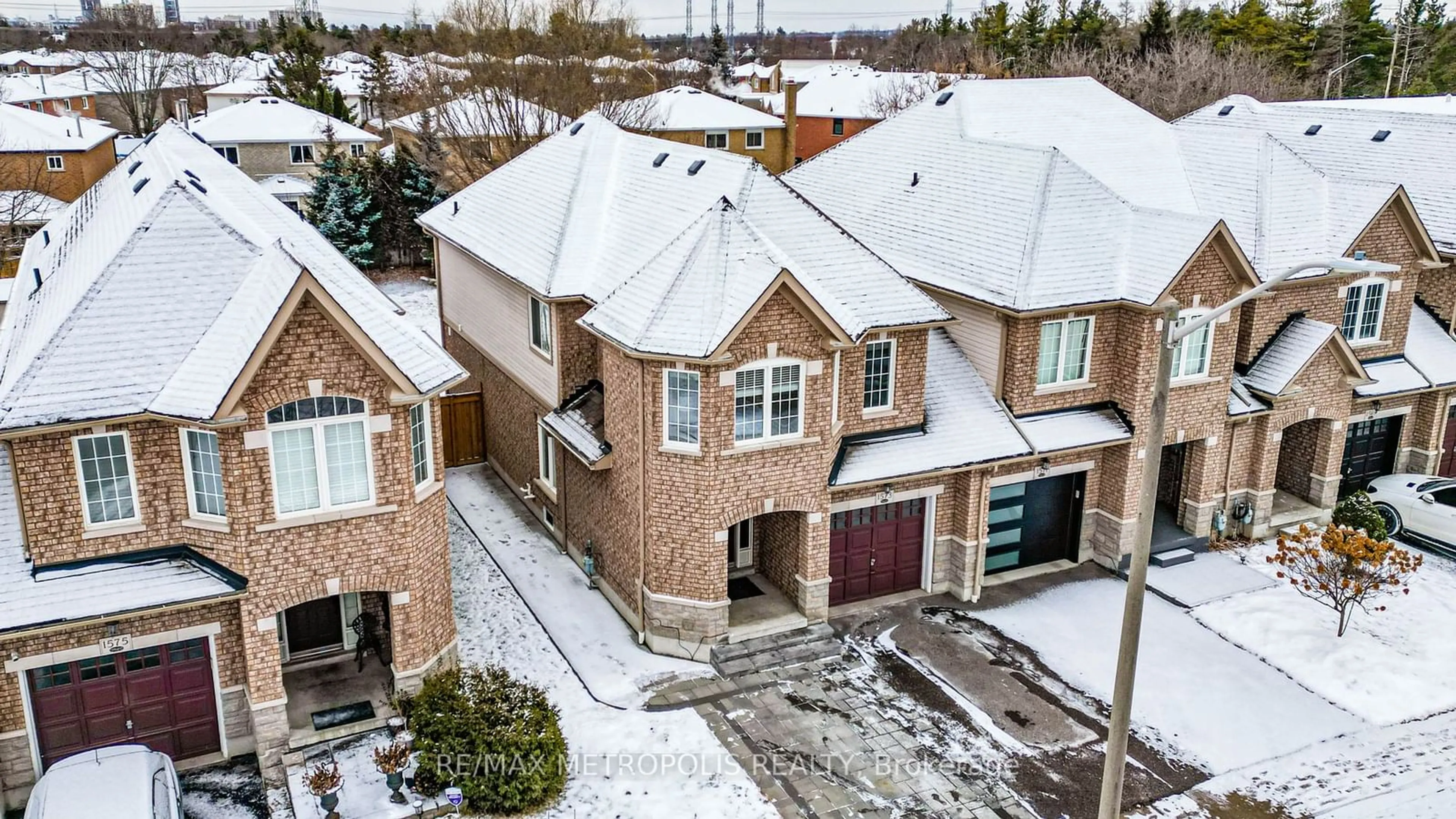 A pic from outside/outdoor area/front of a property/back of a property/a pic from drone, street for 1573 Greenmount St, Pickering Ontario L1X 2J2