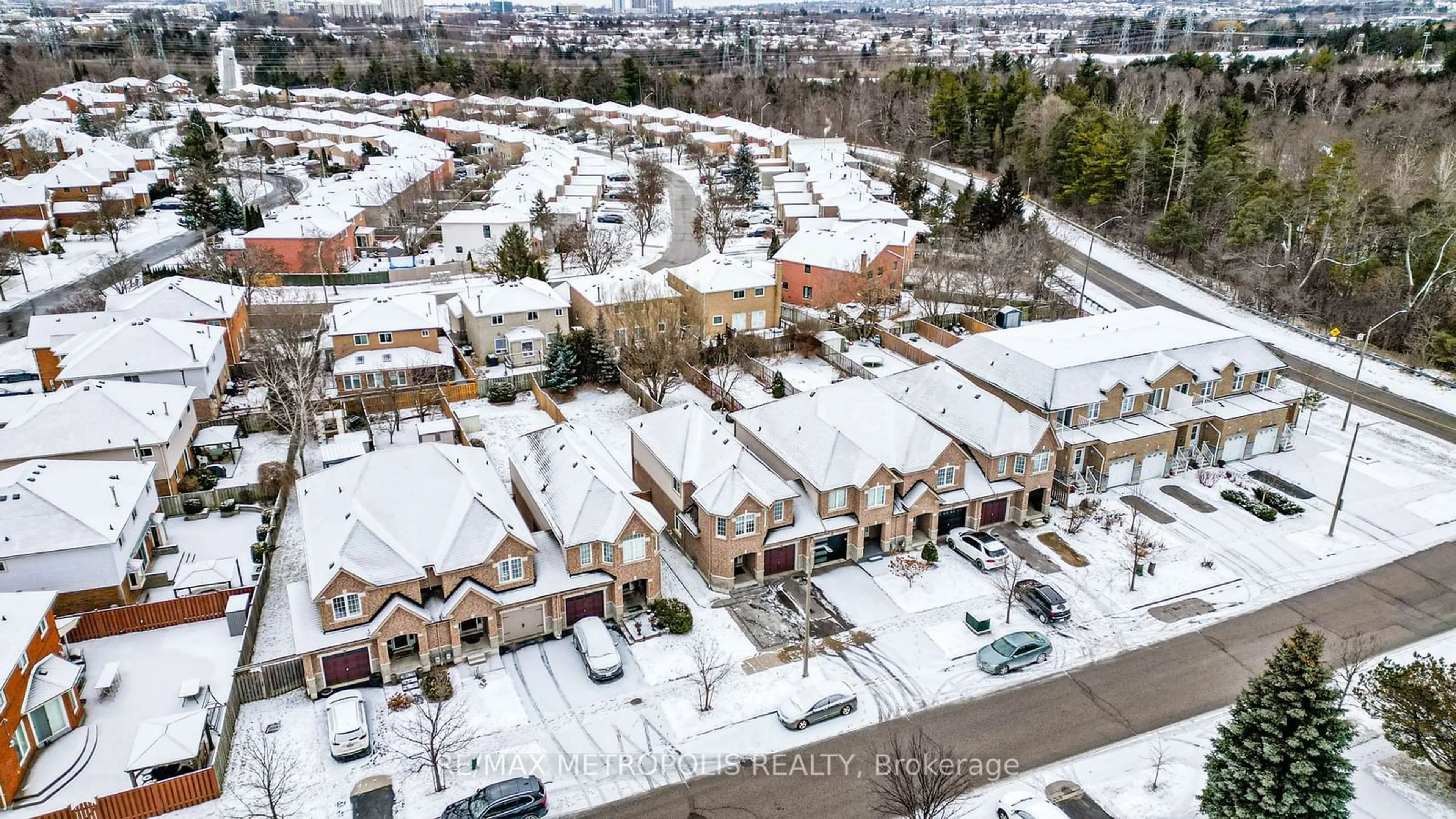 A pic from outside/outdoor area/front of a property/back of a property/a pic from drone, unknown for 1573 Greenmount St, Pickering Ontario L1X 2J2